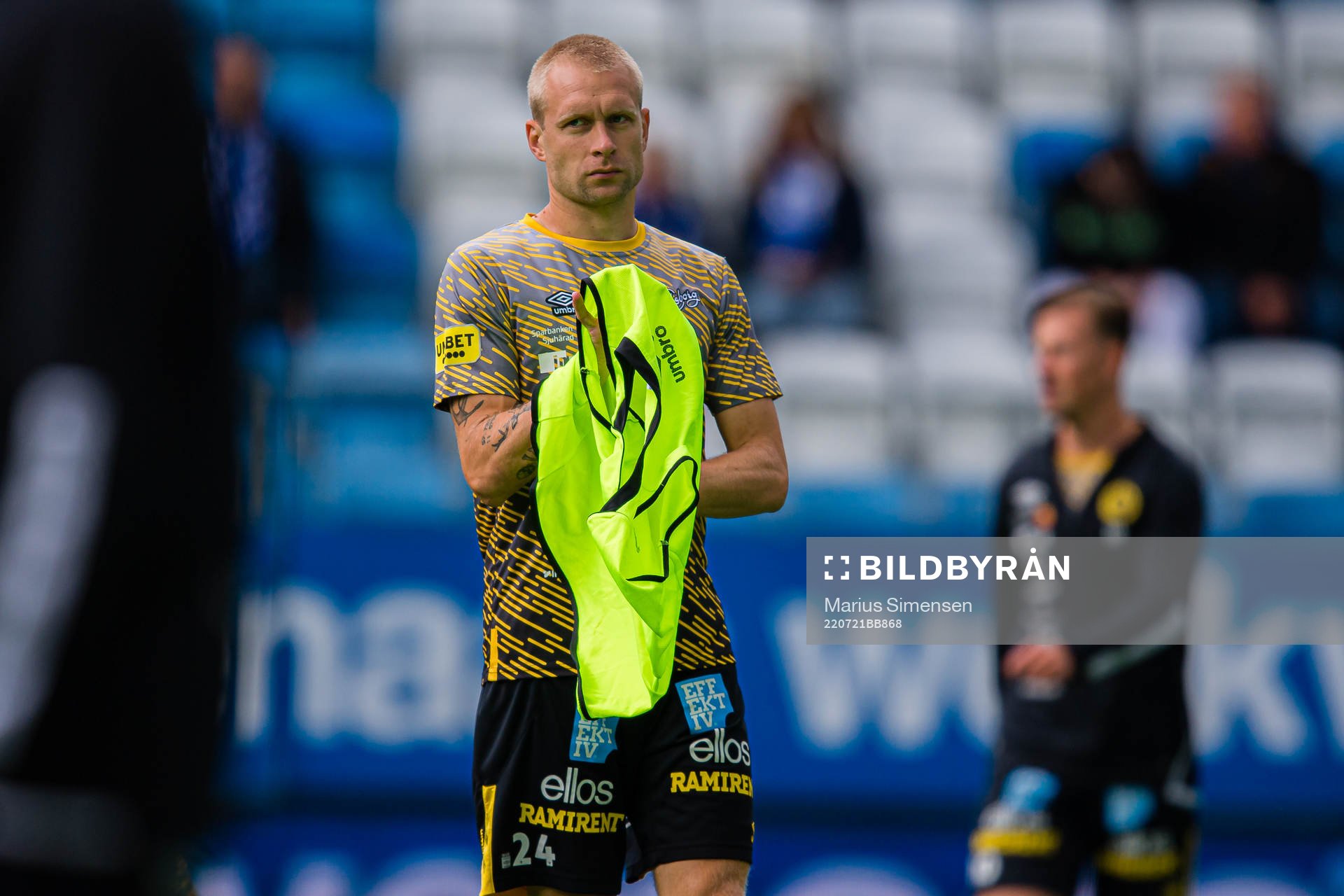 Johan Larsson of Elfsborg warms up