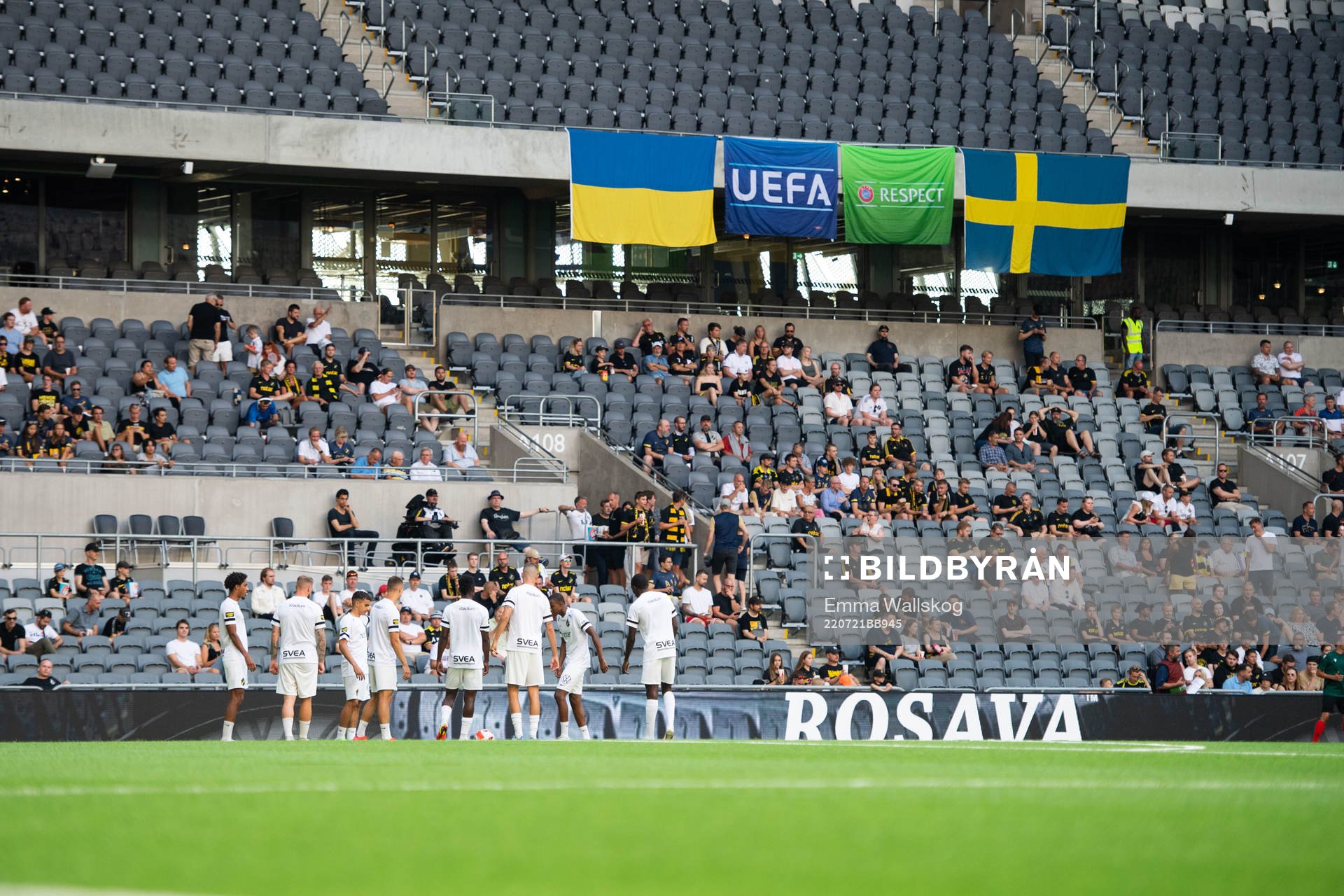 Players of AIK war up