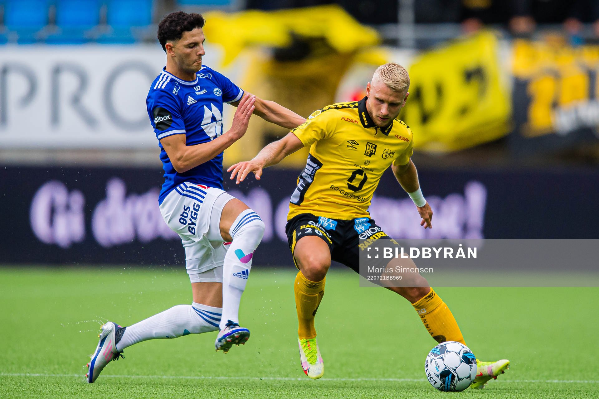 Rafik Zekhnini of Molde and Simon Strand of Elfsborg