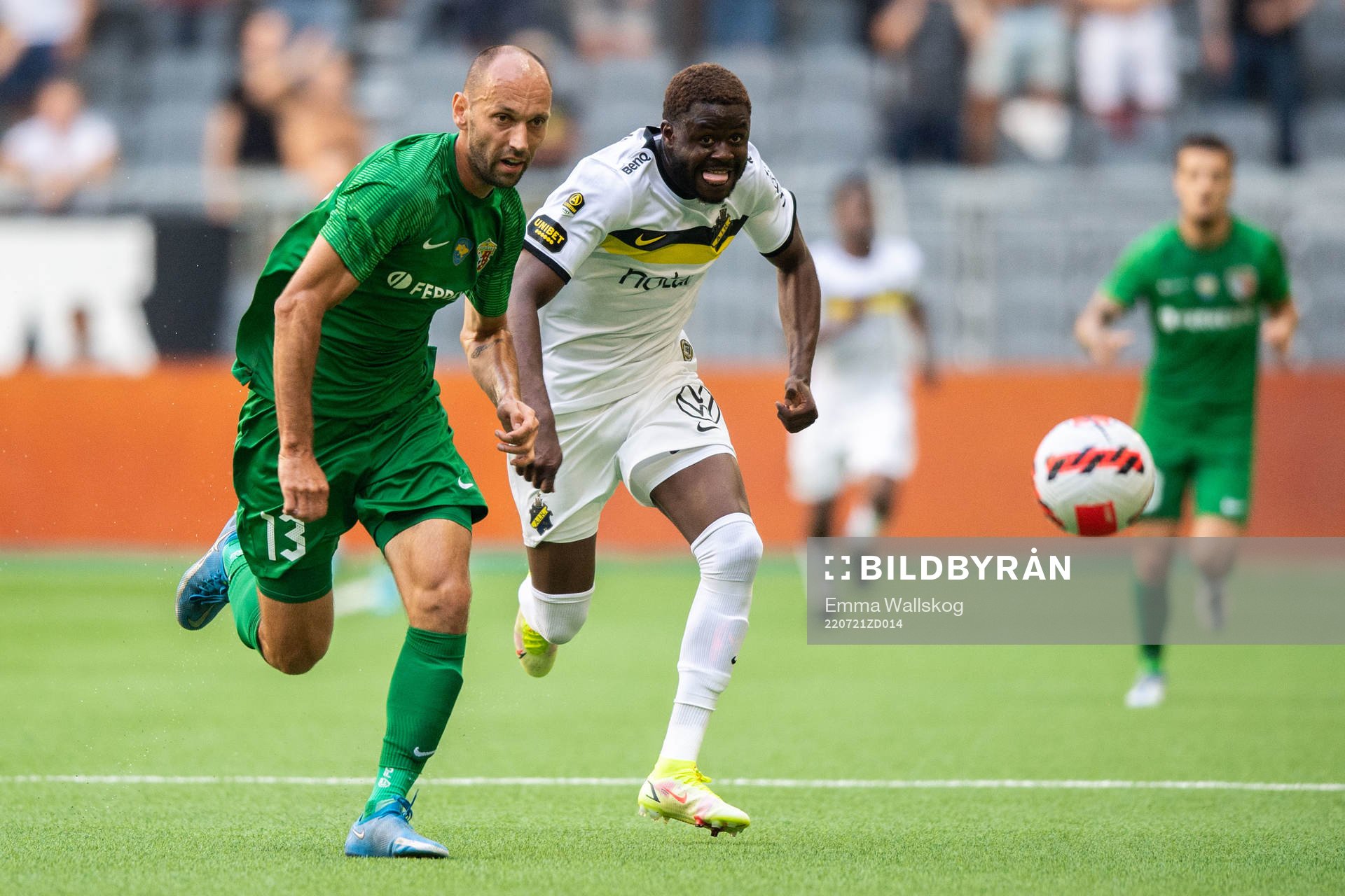 Sergiy Yavorskyy of Vorskla Poltava and Benjamin Mbunga
