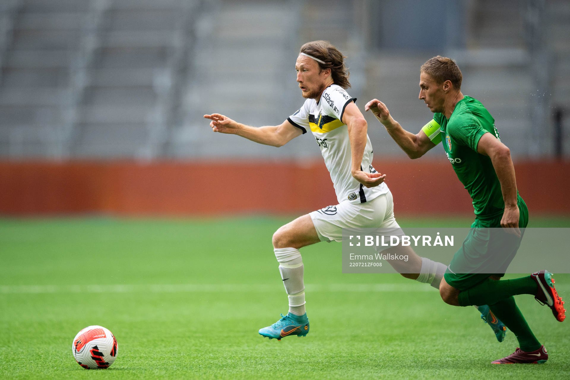 Axel Björnström of AIK and Igor Perduta of Vorskla Poltava