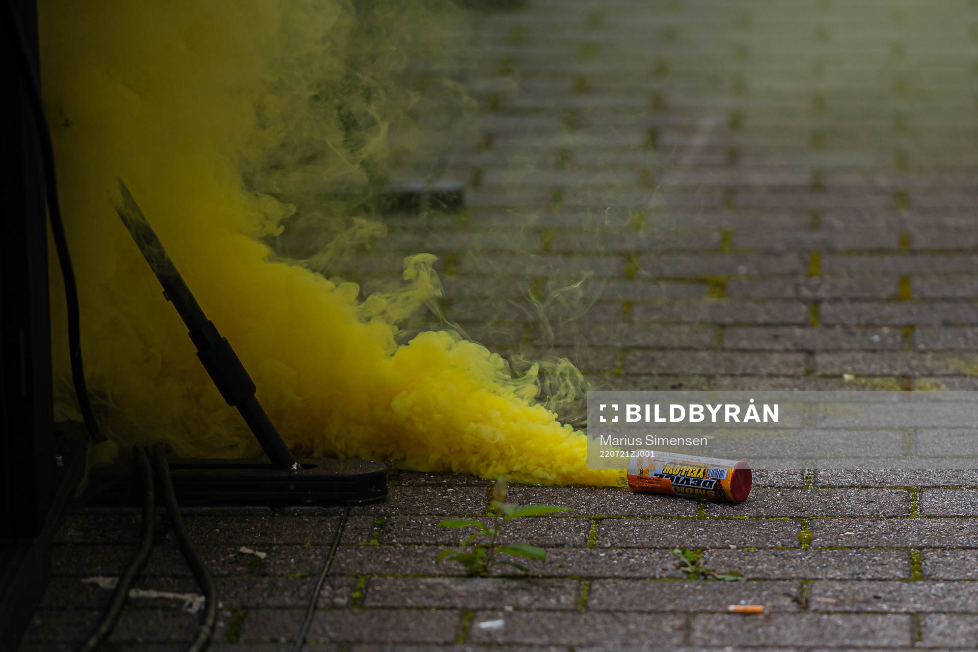 Yellow smoke / pyro