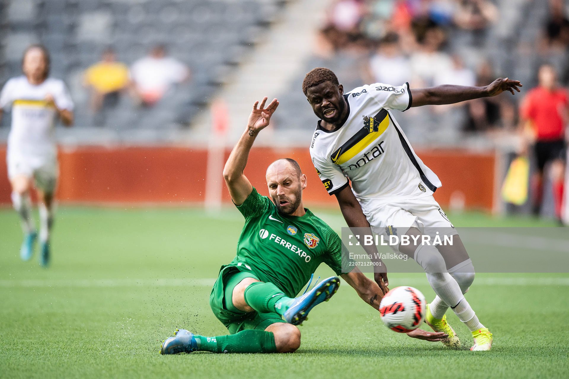 Sergiy Yavorskyy of Vorskla Poltava and Benjamin Mbunga