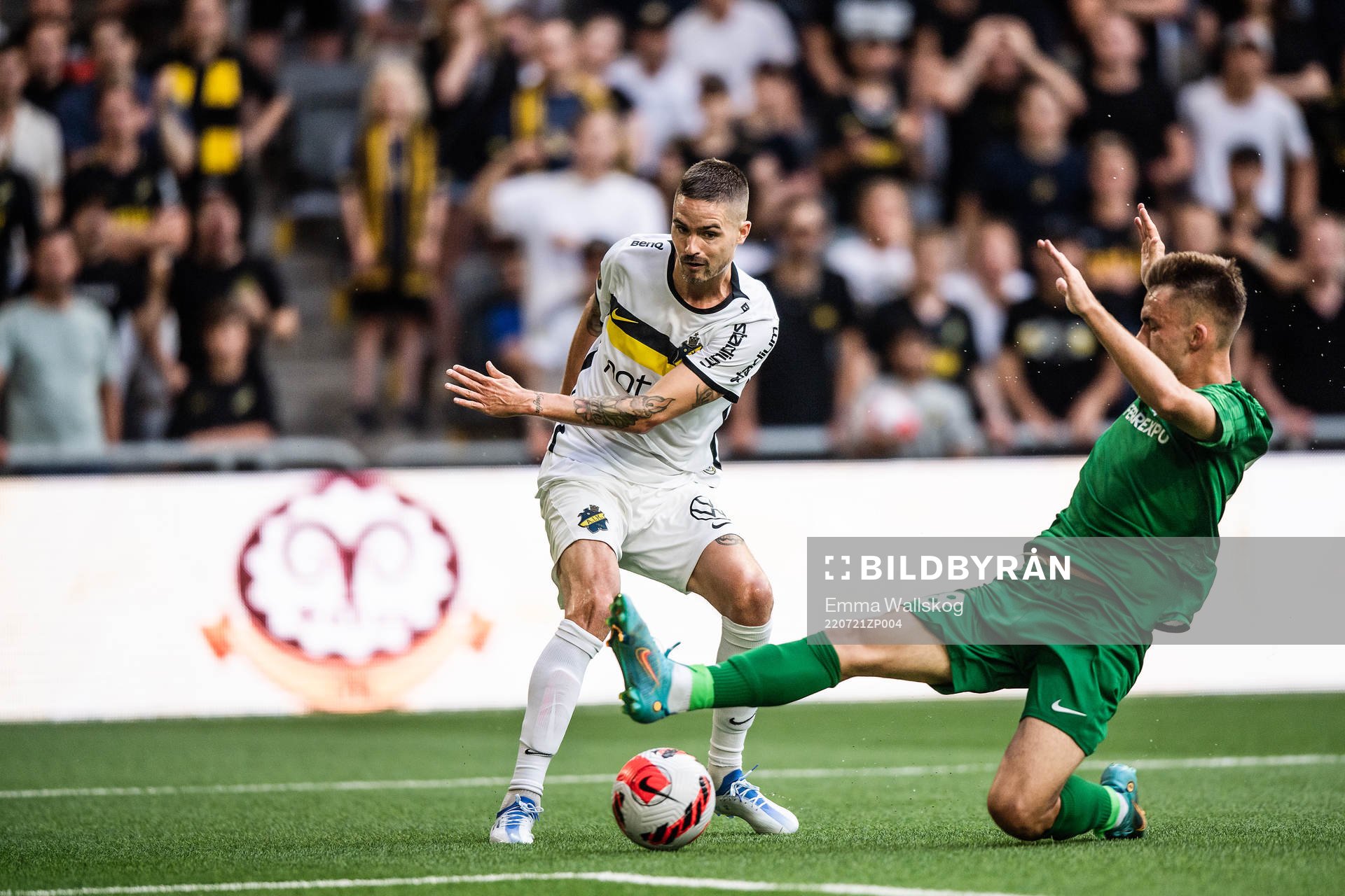 Mikael Lustig of AIK and Artem Cheliadin of Vorskla Poltava