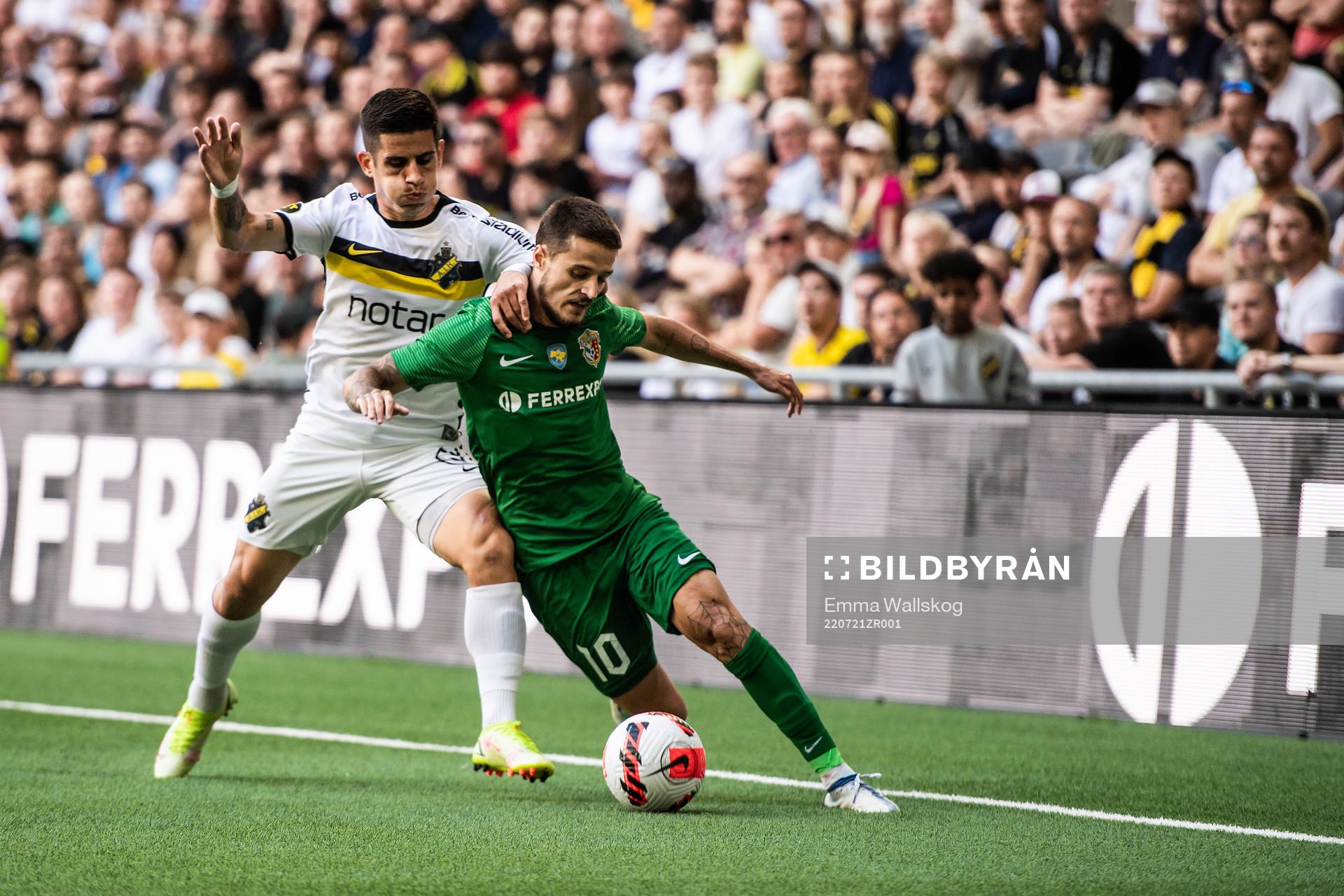 Nicolas Stefanelli of AIK and Vincent Thill of Vorskla