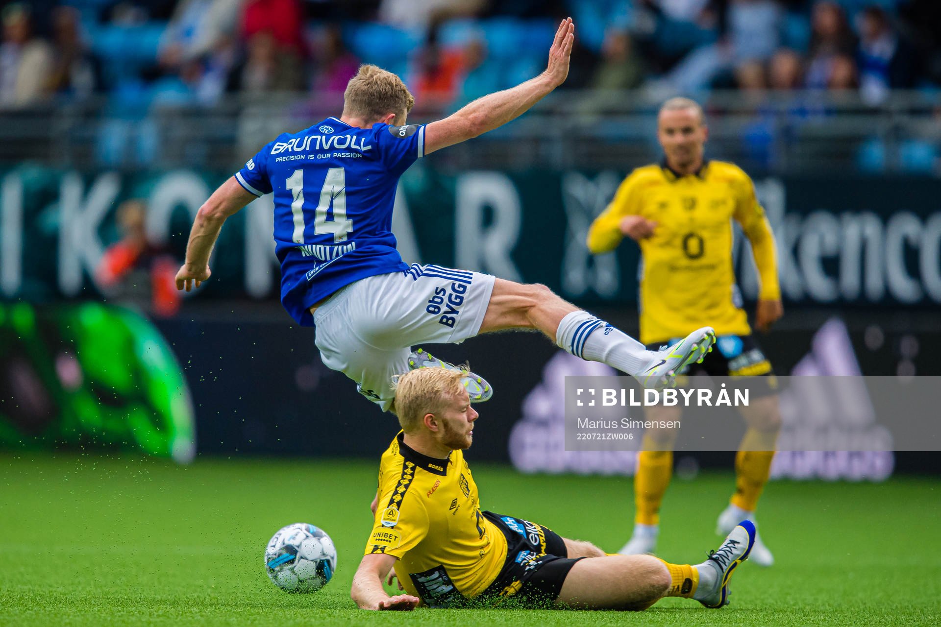 Erling Knudtzon of Molde and Sveinn Gudjohnsen of Elfsborg