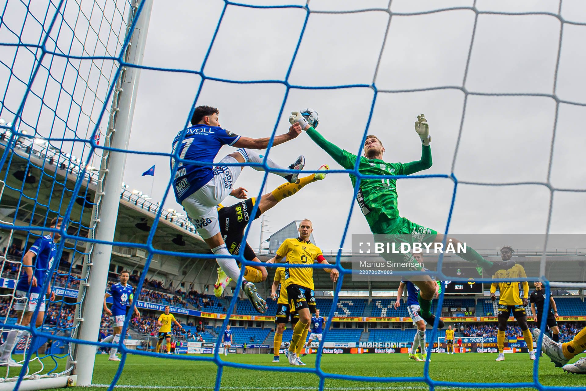 Rafik Zekhnini of Molde and Goalkeeper Tim Rönning of