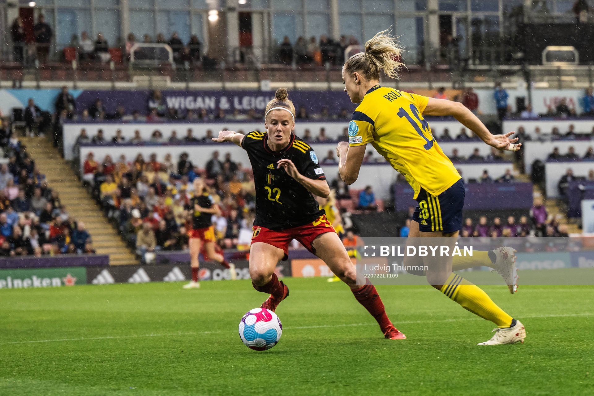 Laura Deloose of Belgium and Fridolina Rolfö of Sweden