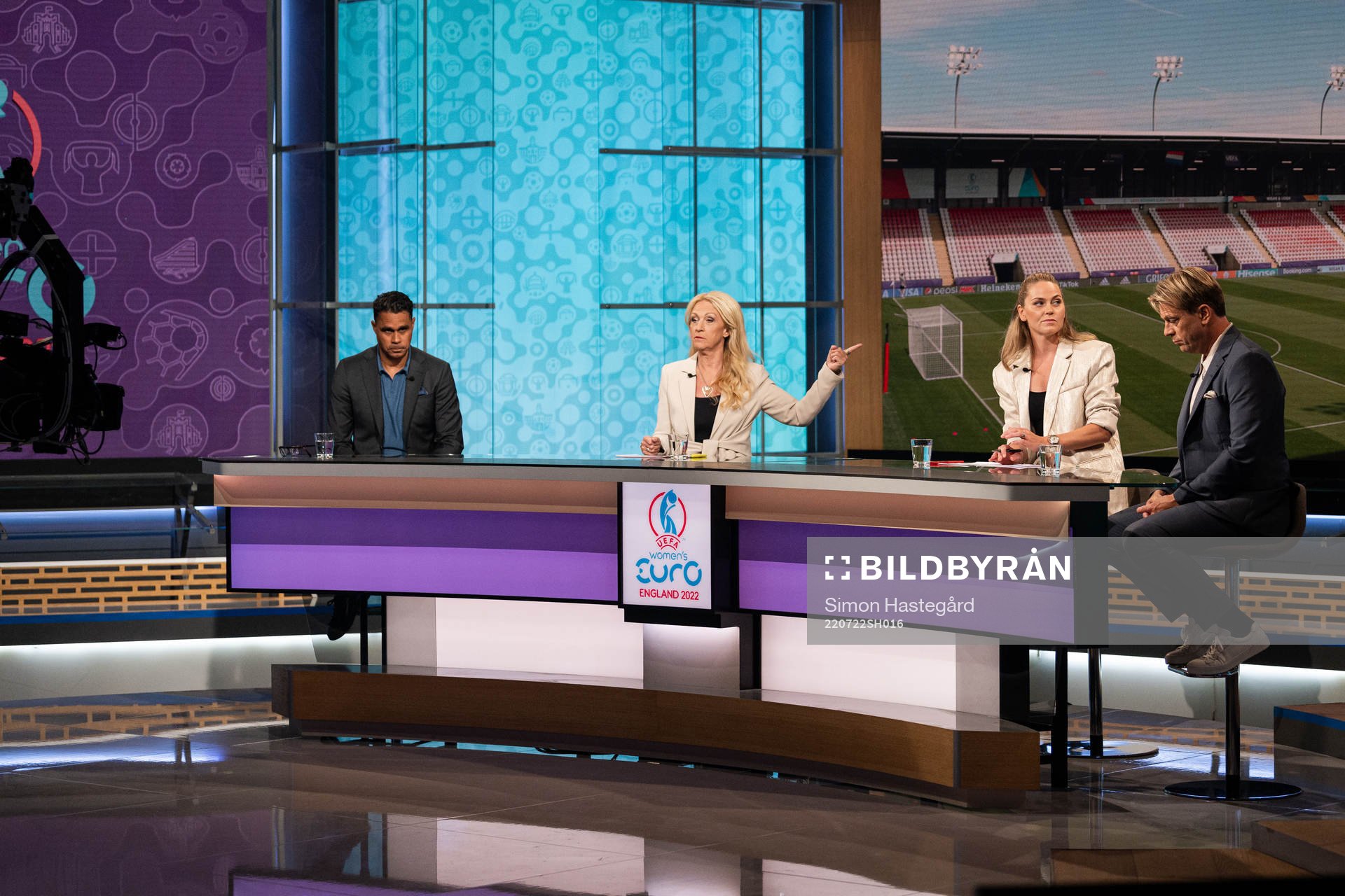 Daniel Nannskog, Jane Björck och Lisa Dahlkvist i SVT:s EM-Studio den 22 juli 2022 i Stockholm. 