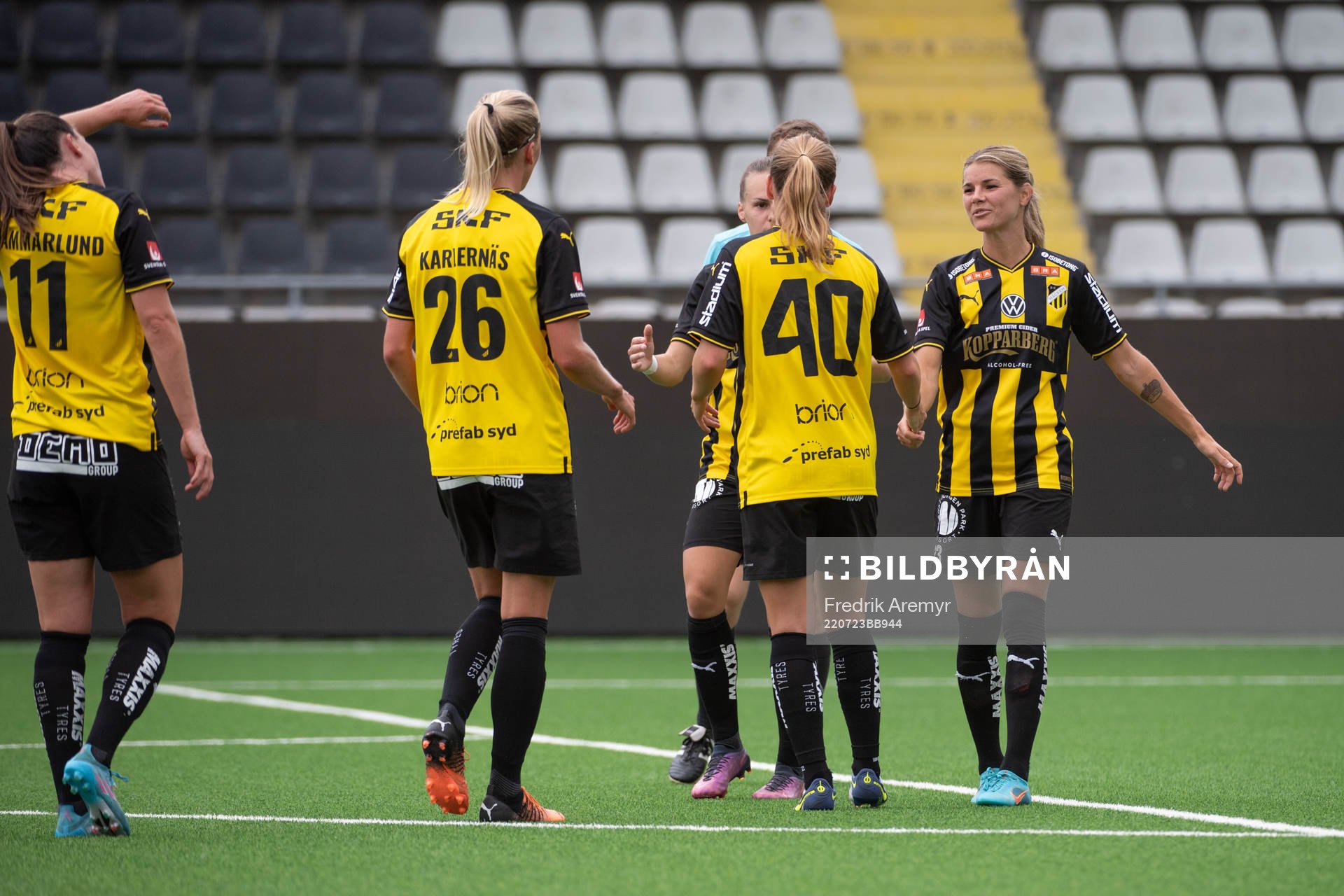 Häckens spelare jublar med Anna Anvegård