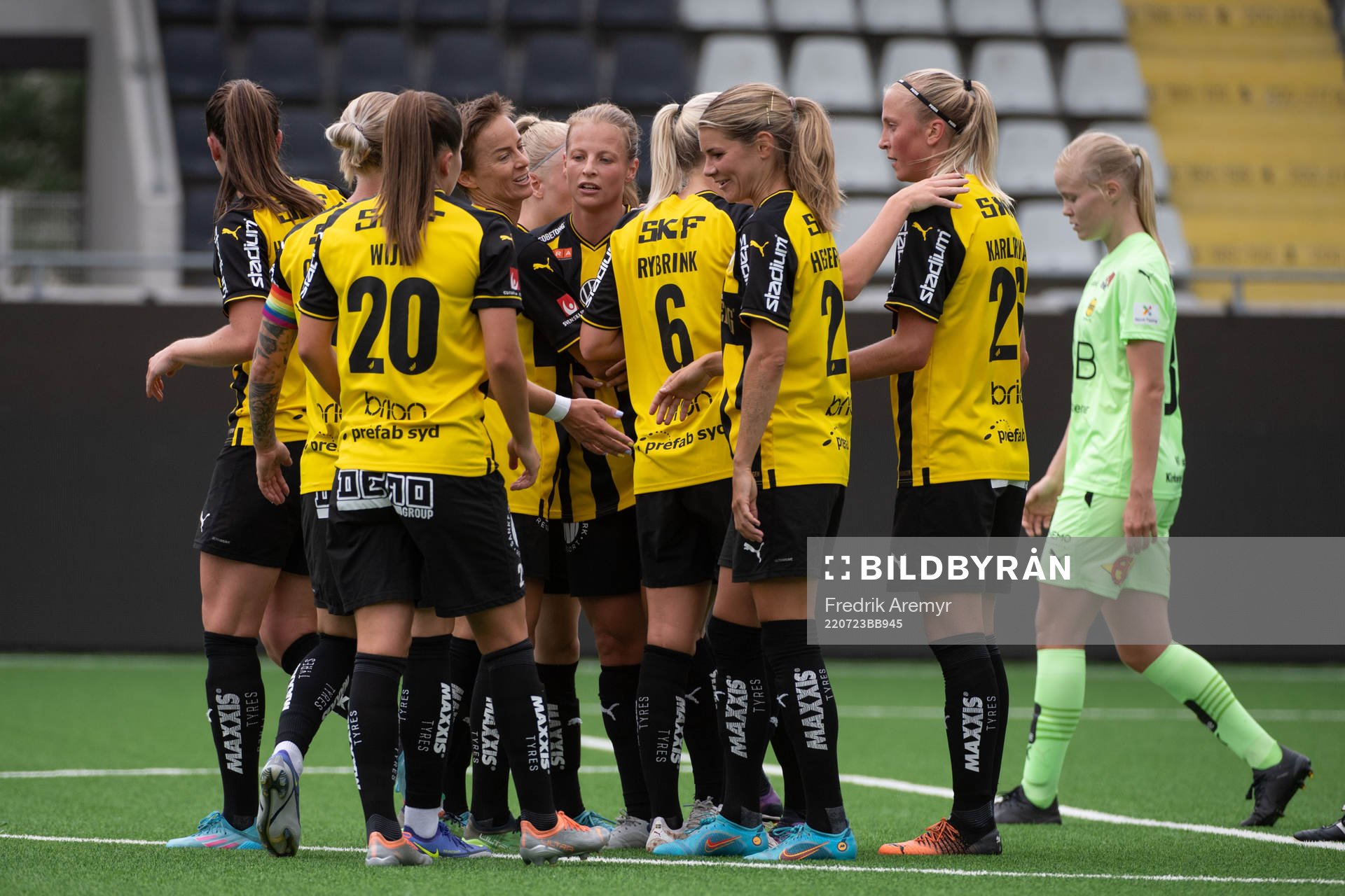 Häckens spelare jublar med Anna Anvegård under träningsmatchen mellan Häcken och Lilleström den 23 juli 2022 i Göteborg. 

