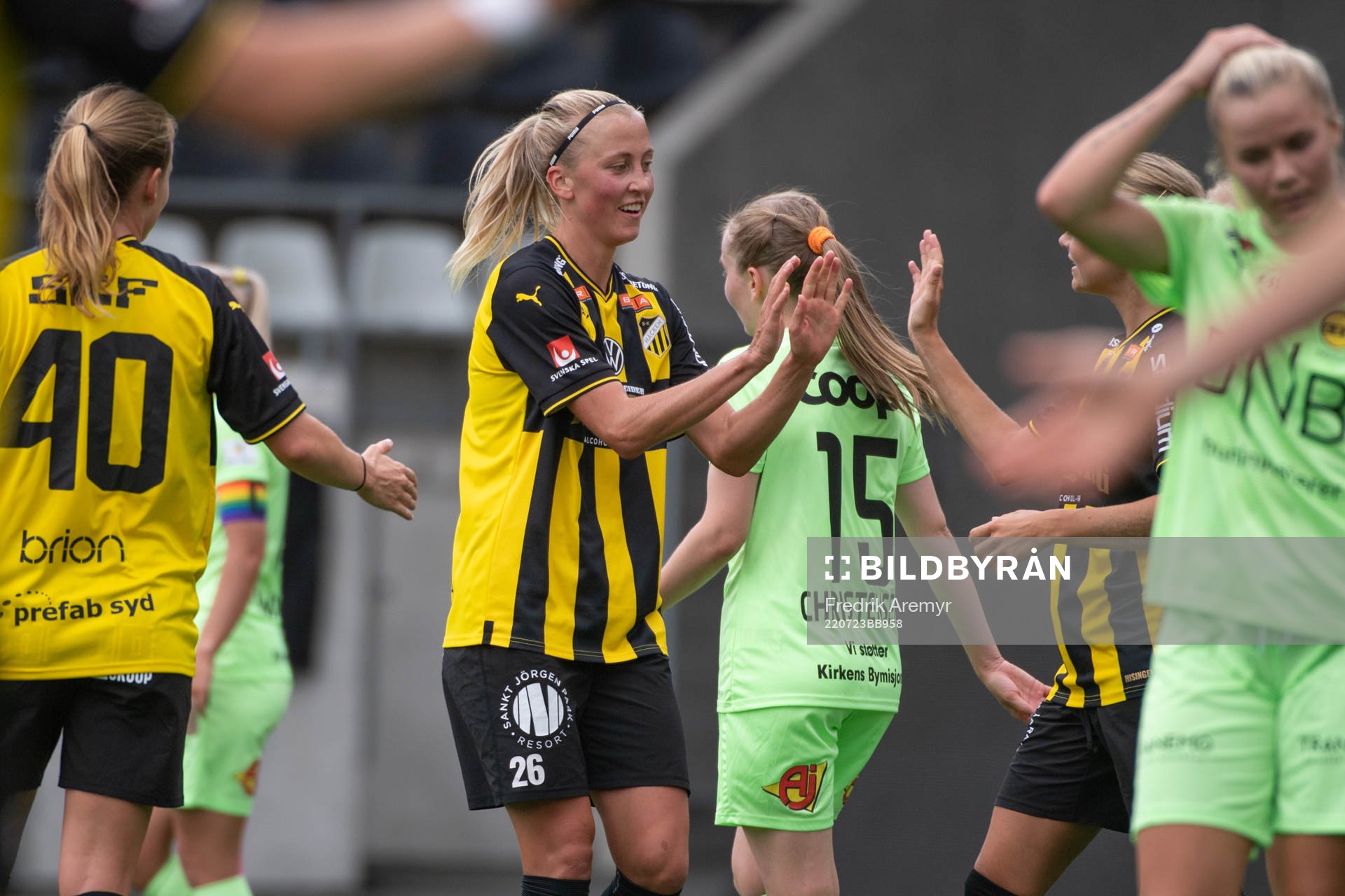 Häckens Julia Karlernäs jublar