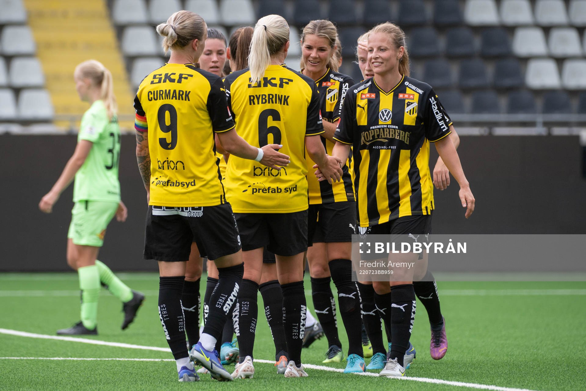 Häckens Anna Anvegård mfl  jublar