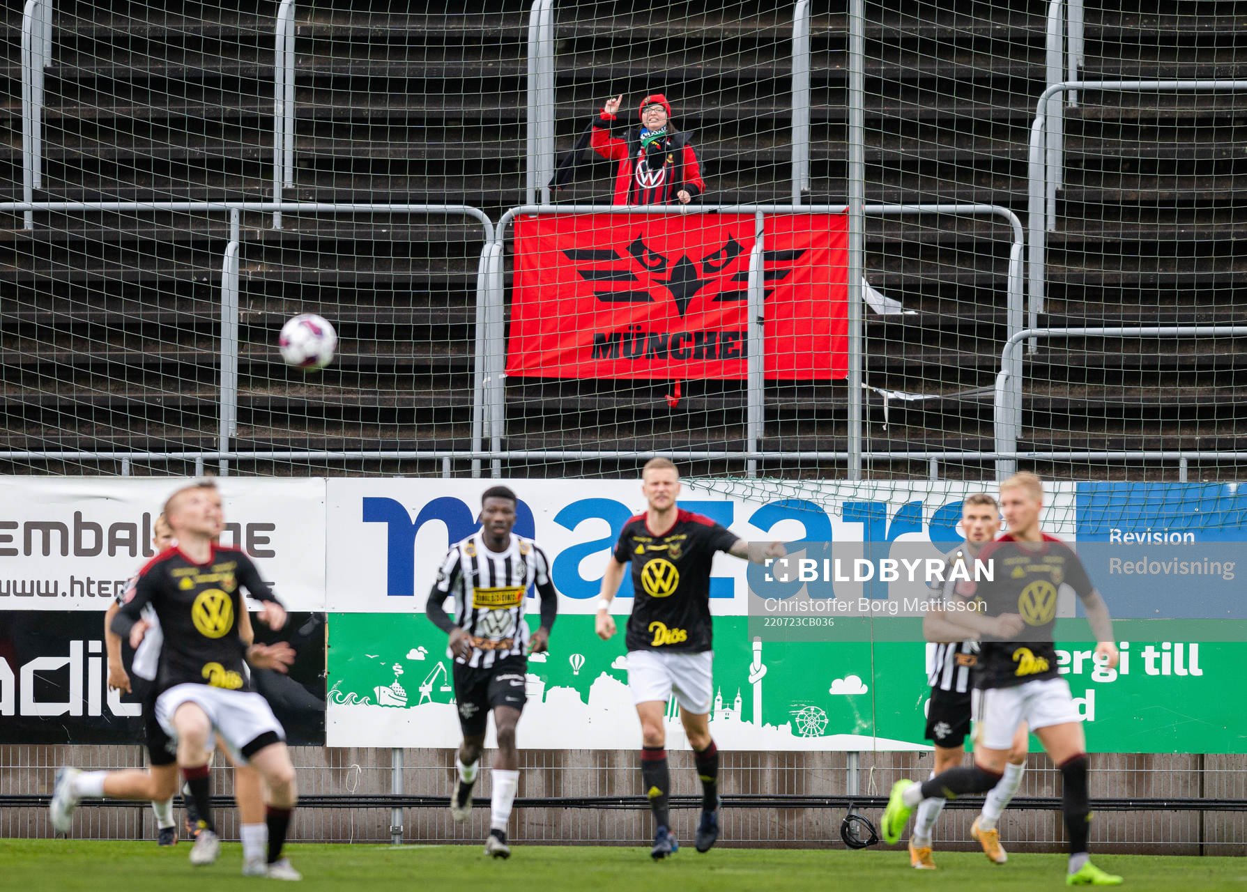 En ensam supporter på läktaren