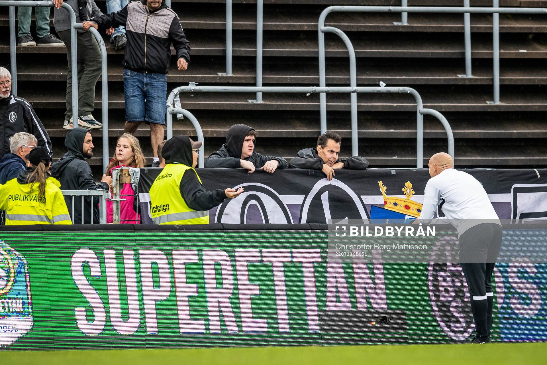 Landskronas tränare Billy Magnusson i samtal med supportrar