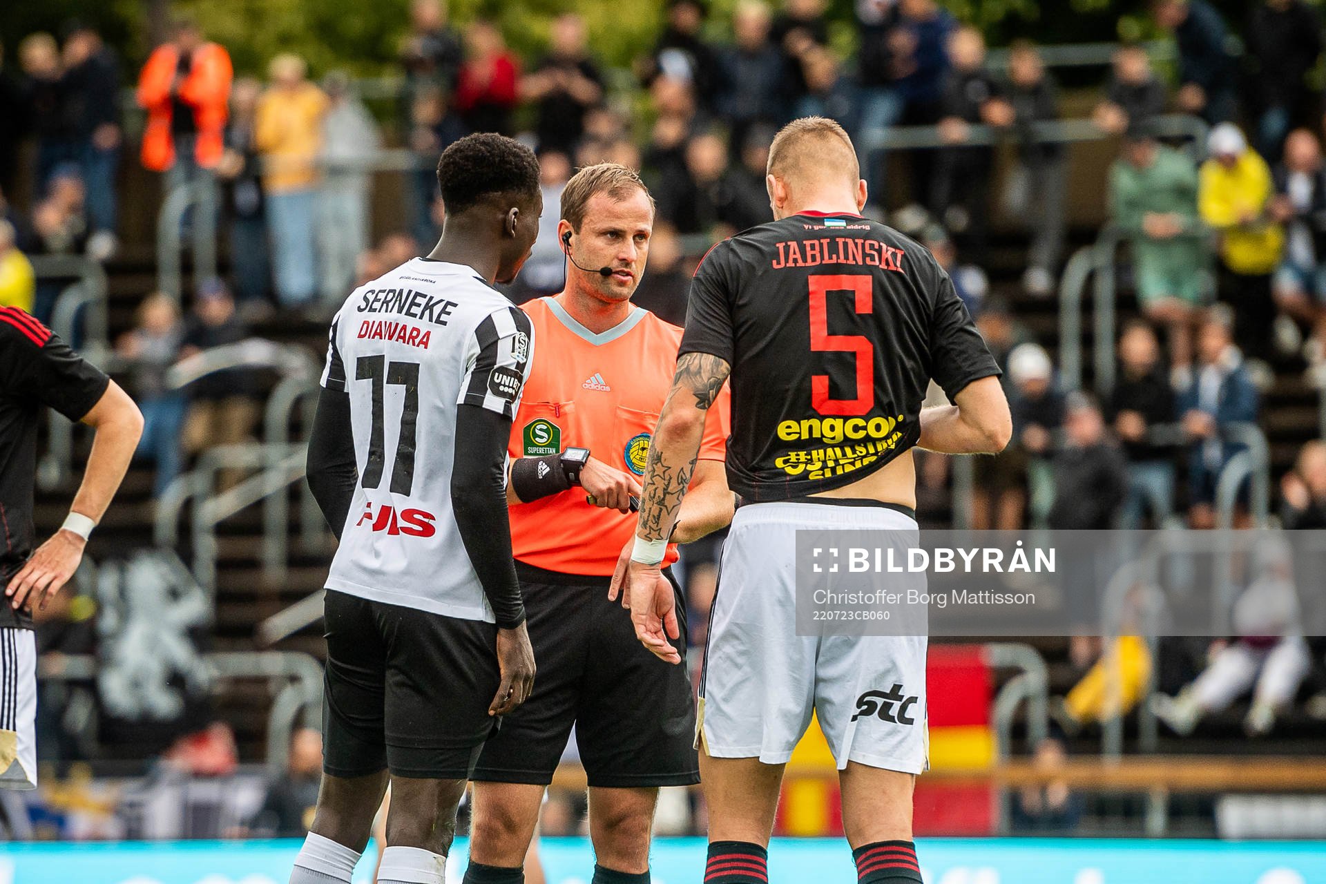 Domare Richard Sundell under fotbollsmatchen i Superettan mellan Landskrona och Östersund den 23 juli 2022 i Landskrona. 
