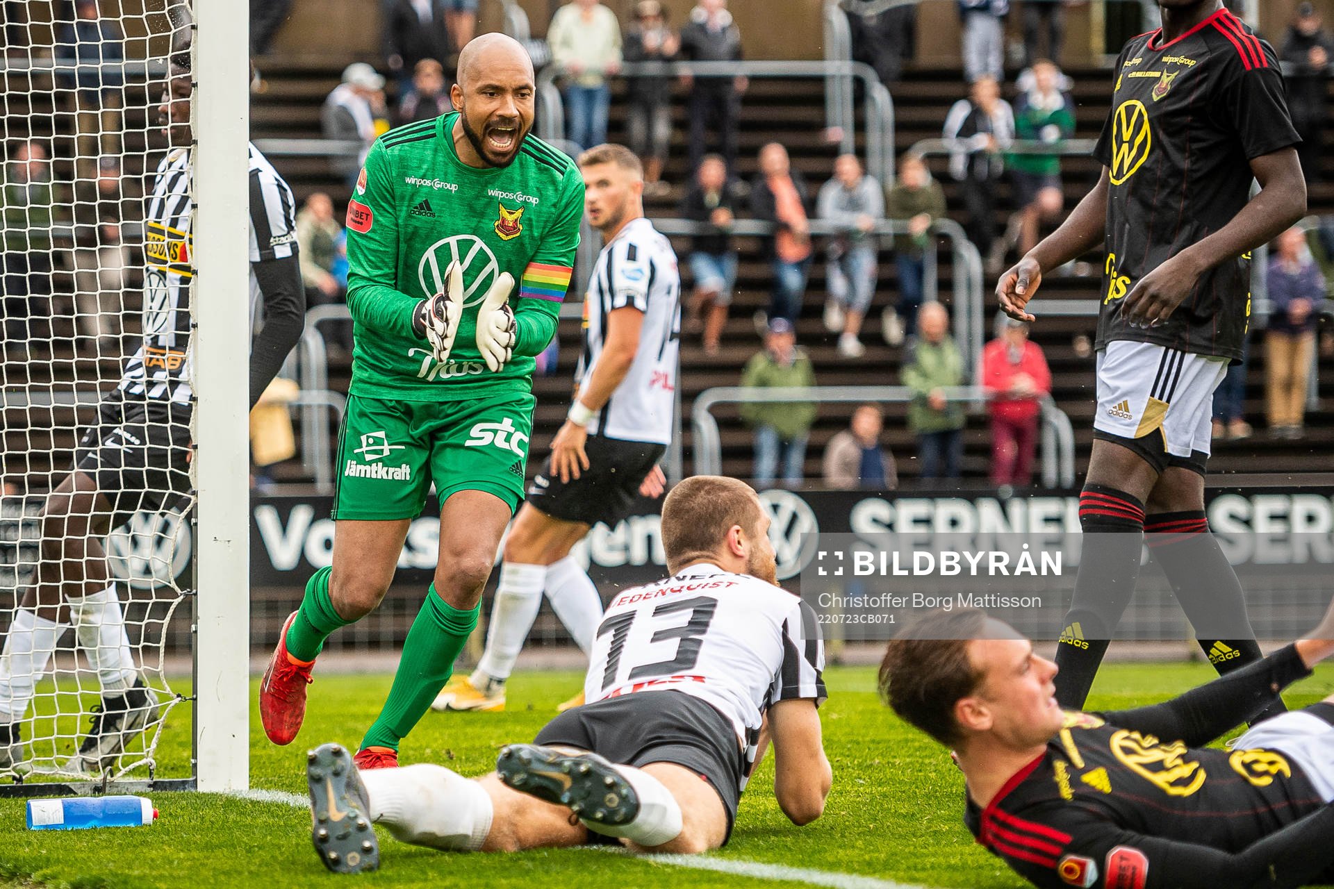 Östersunds målvakt Aly Keita jublar