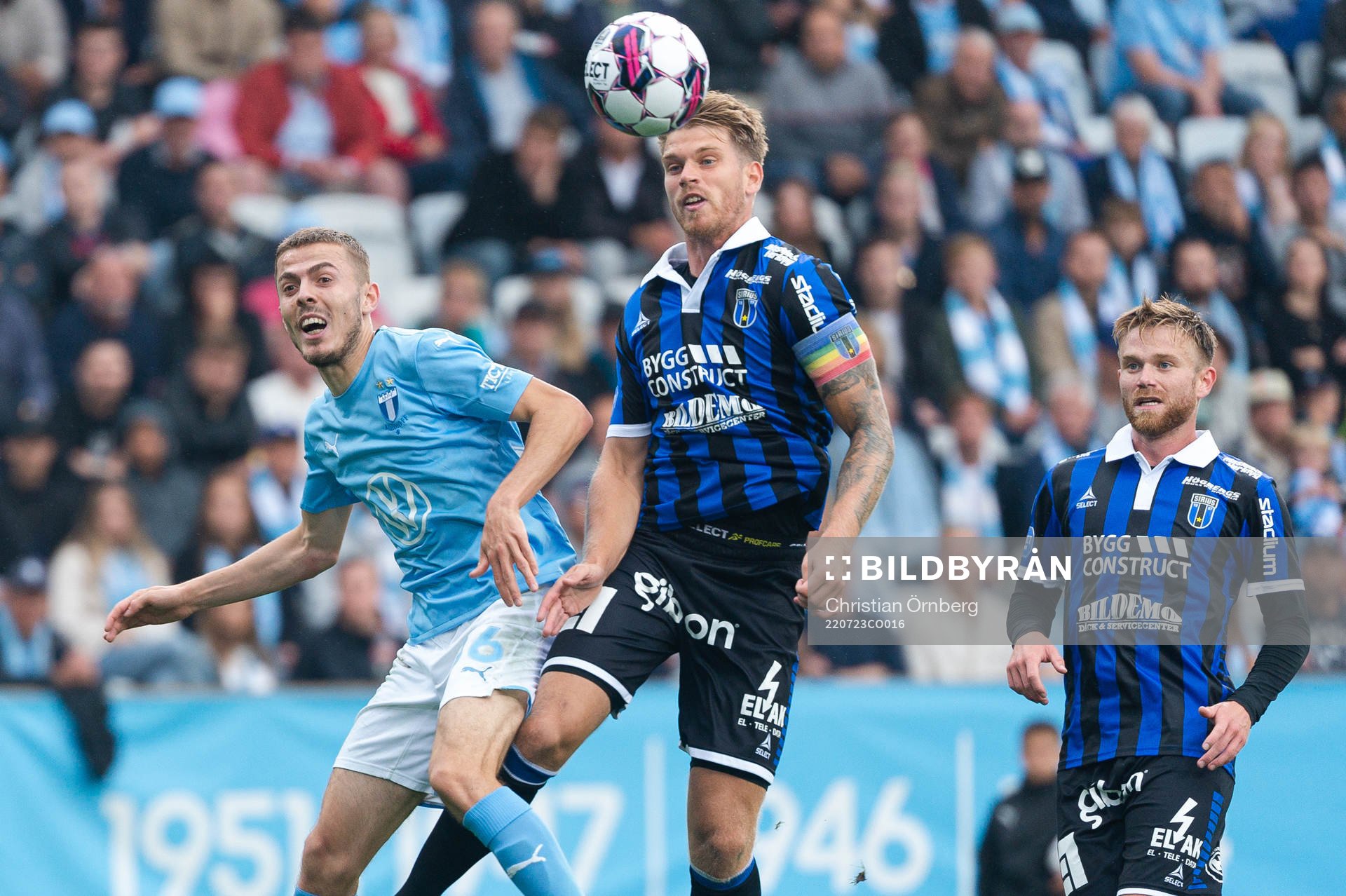 Malmö FFs Patriot Sejdiu i en kamp mot Sirius Marcus
