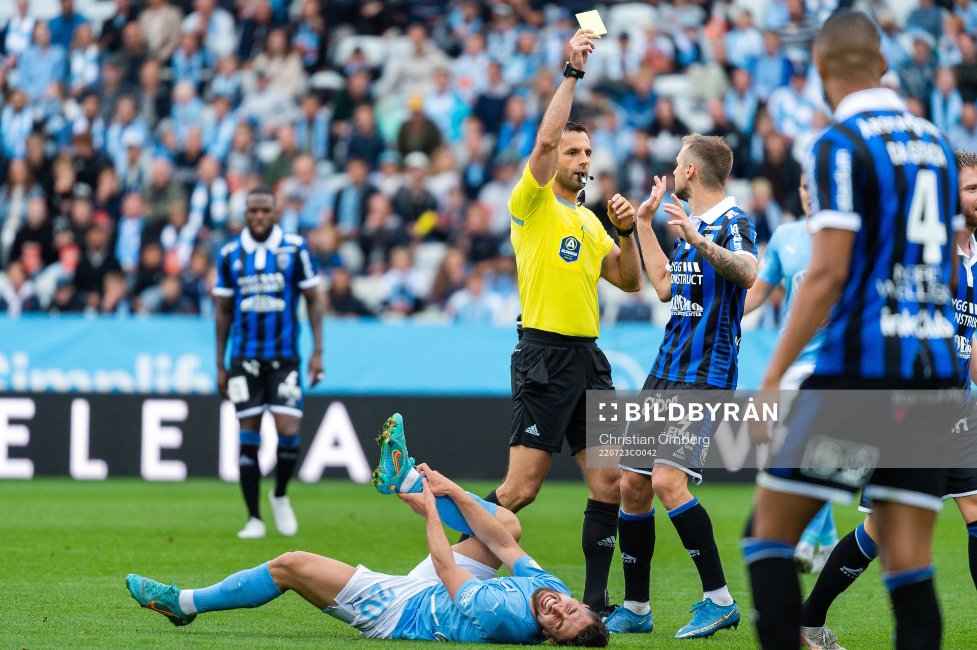 Sirius Dennis Widgren, ej i bild, får rött kort av domare