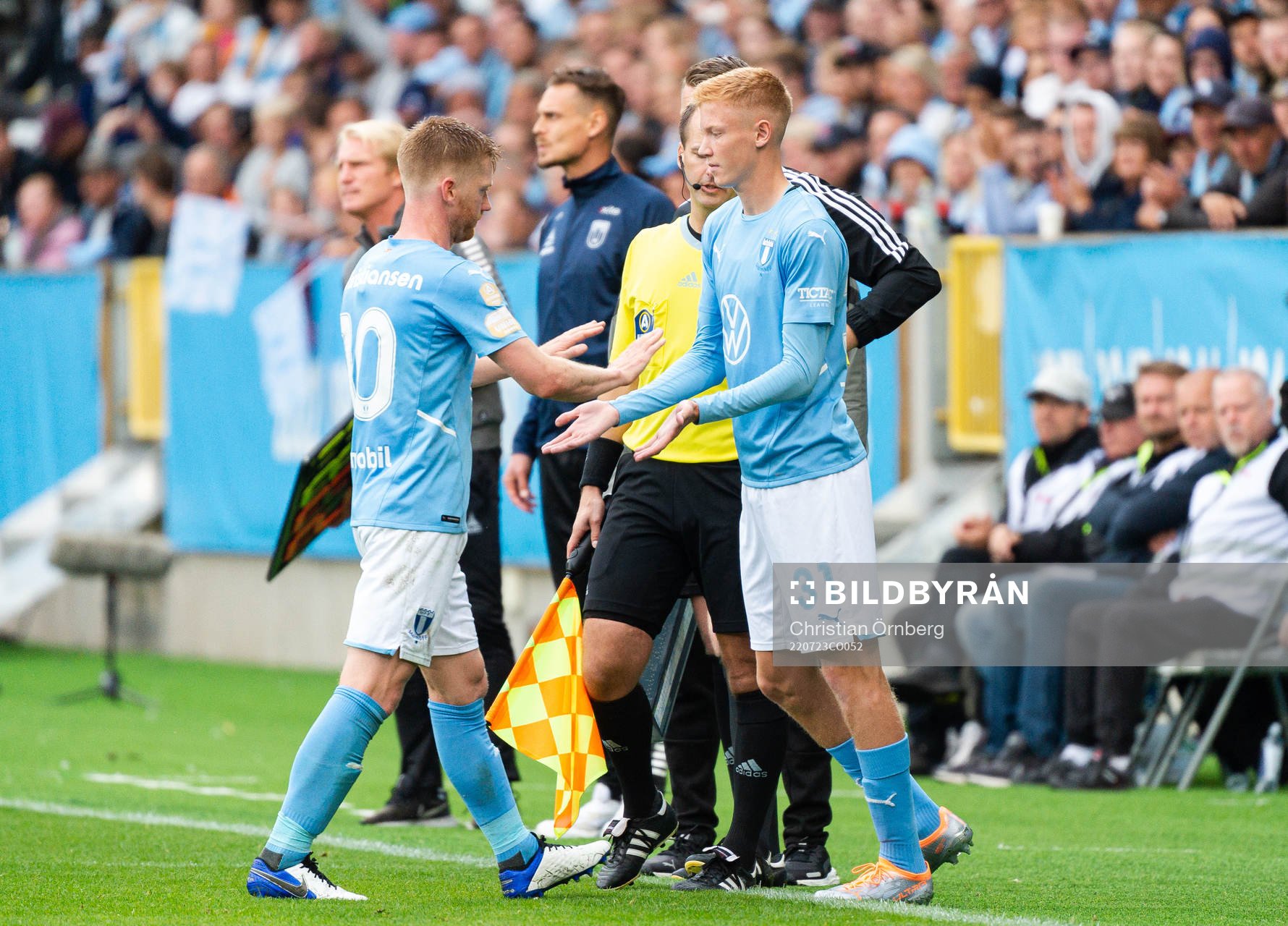 Byte mellan Malmö FFs Anders Christiansen och Hugo Larsson under fotbollsmatchen i Allsvenskan mellan Malmö FF och Sirius den 23 juli 2022 i Malmö.