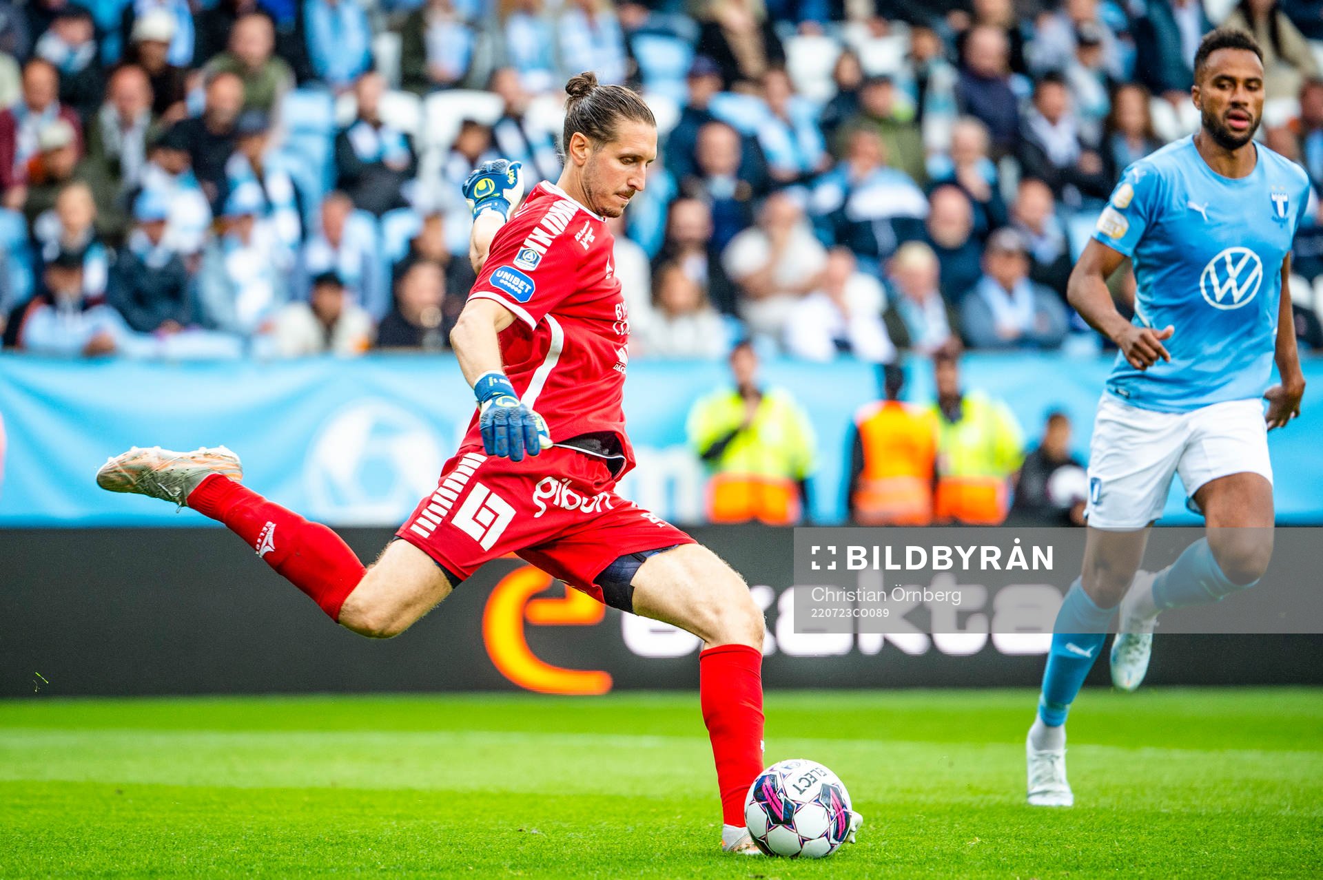 Sirius målvakt David Mitov Nilsson under fotbollsmatchen i Allsvenskan mellan Malmö FF och Sirius den 23 juli 2022 i Malmö. 