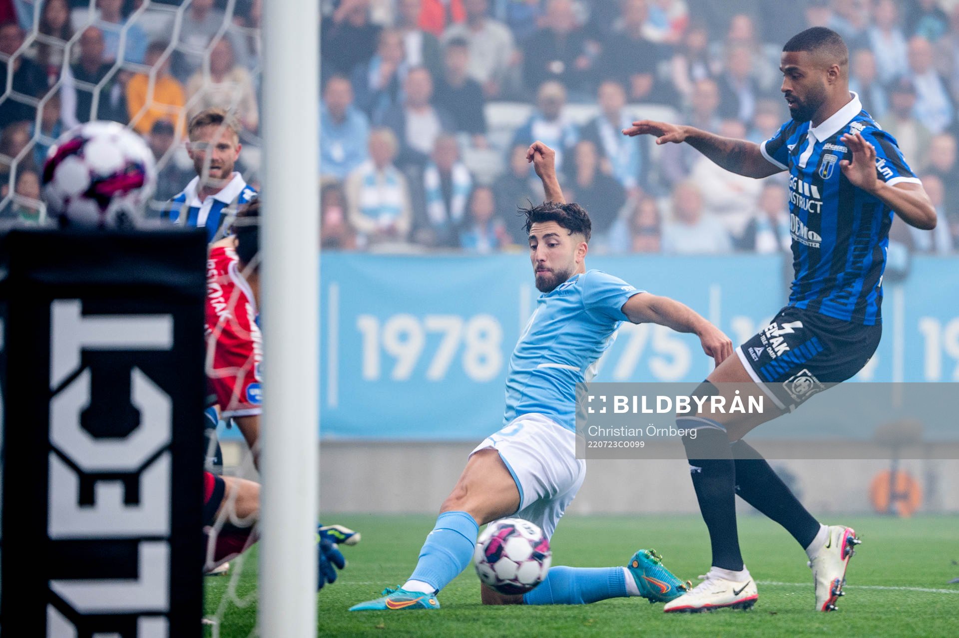 Malmö FFs Moustafa Zeidan mot Sirius målvakt David Mitov Nilsson under fotbollsmatchen i Allsvenskan mellan Malmö FF och Sirius den 23 juli 2022 i Malmö.