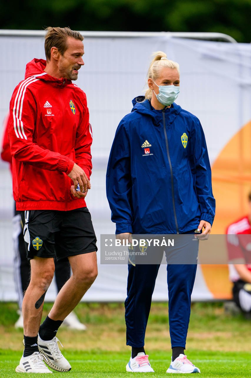 Magnus Andersson, team manager and Stina Blackstenius of the Swedish women's national football team at a training session during the UEFA Women's Euro 2022 Championship on July 23, 2022 in Chester.