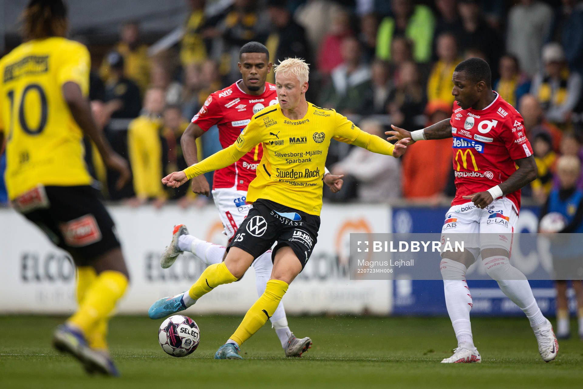 Mjällbys Otto Rosengren under fotbollsmatchen i Allsvenskan mellan Mjällby och Degerfors den 23 juli 2022 i Hällevik. 