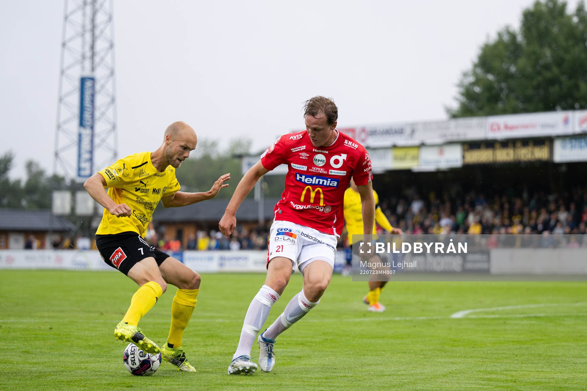 Mjällbys Viktor Gustafson och Degerfors Adam Carlen under fotbollsmatchen i Allsvenskan mellan Mjällby och Degerfors den 23 juli 2022 i Hällevik.