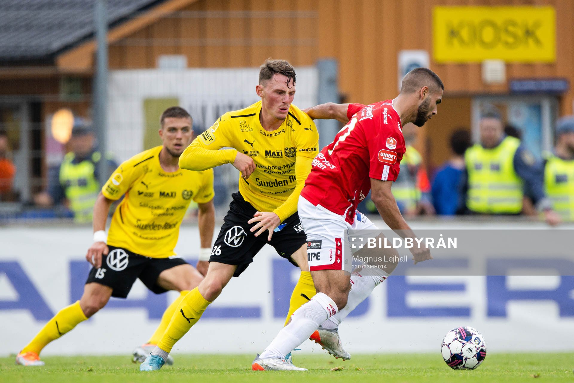Mjällbys Noah Persson och Degerfors Omar Faraj