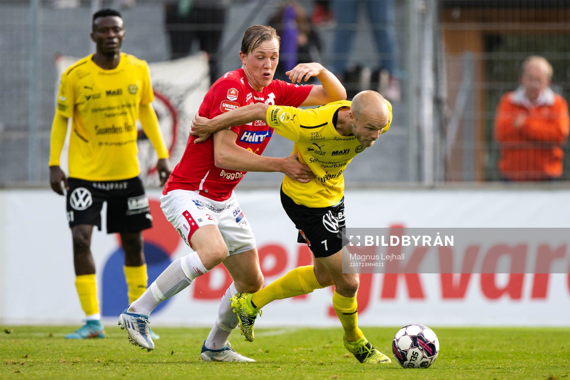 Degerfors Sebastian Ohlsson och Mjällbys Viktor Gustafson