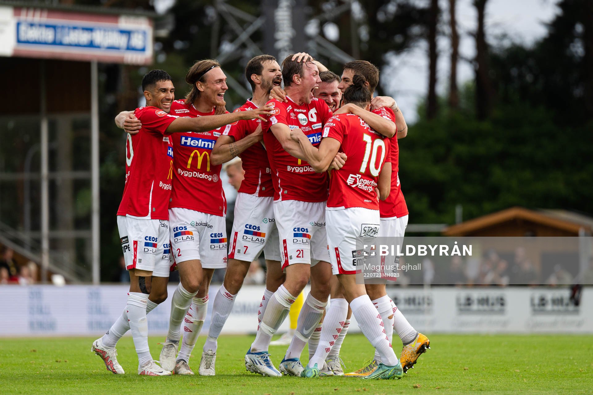 Degerfors spelare jublar med Dijan Vukojevic