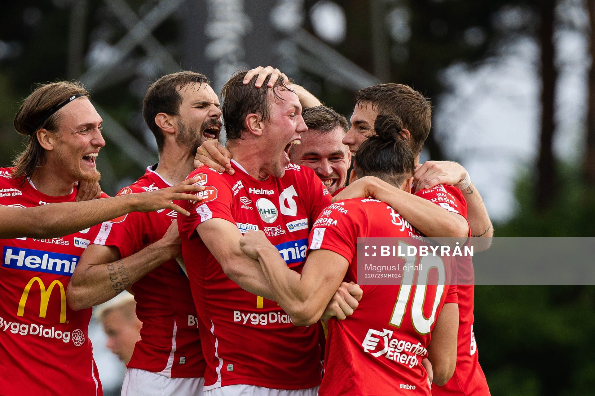 Degerfors spelare jublar med Dijan Vukojevic
