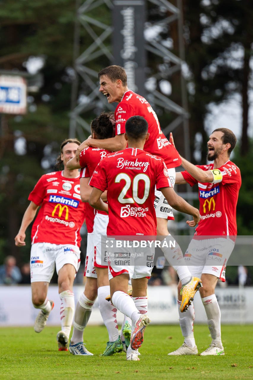 Degerfors spelare jublar med Dijan Vukojevic