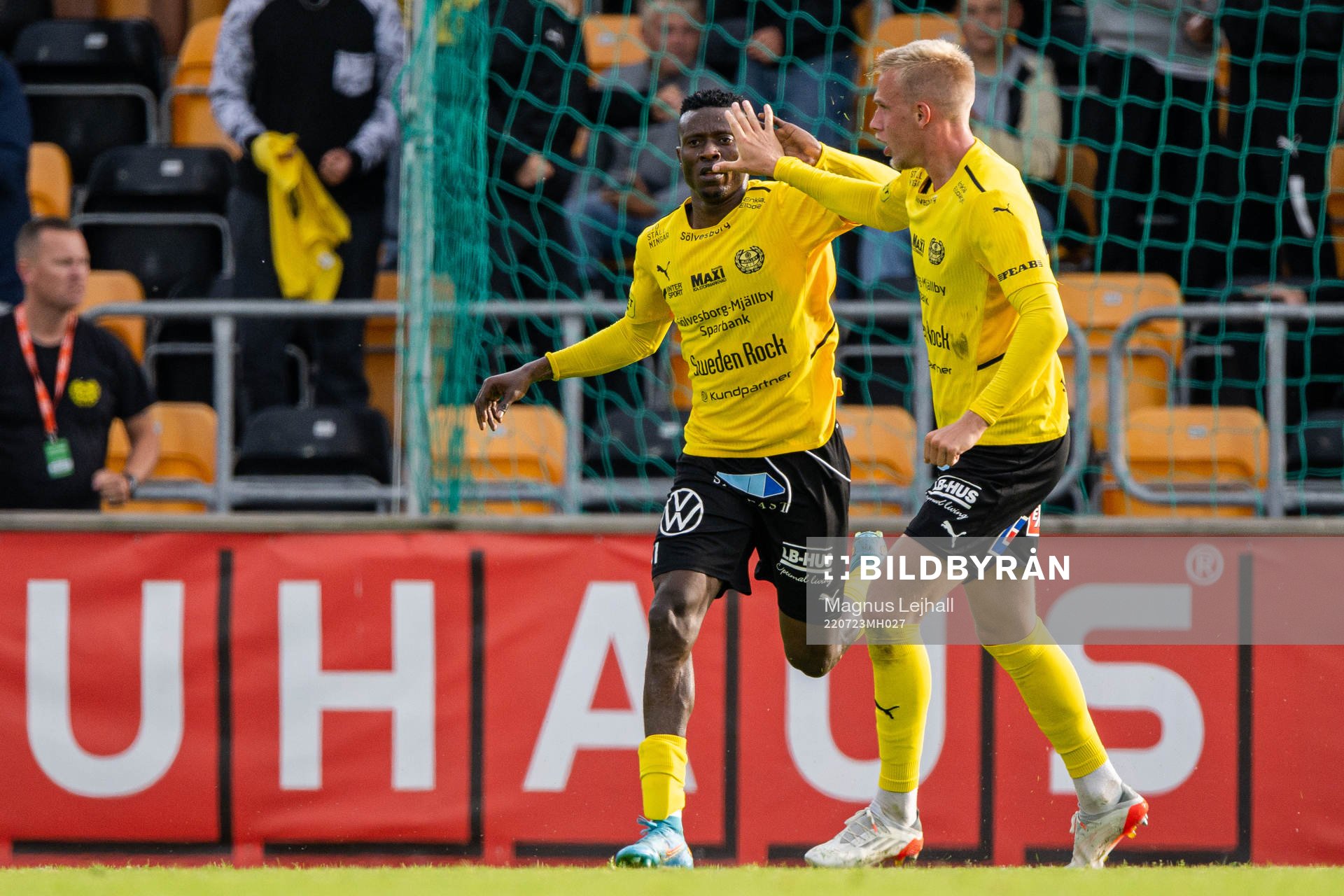 Mjällbys Silas Nwankwo och Herman Johansson jublar