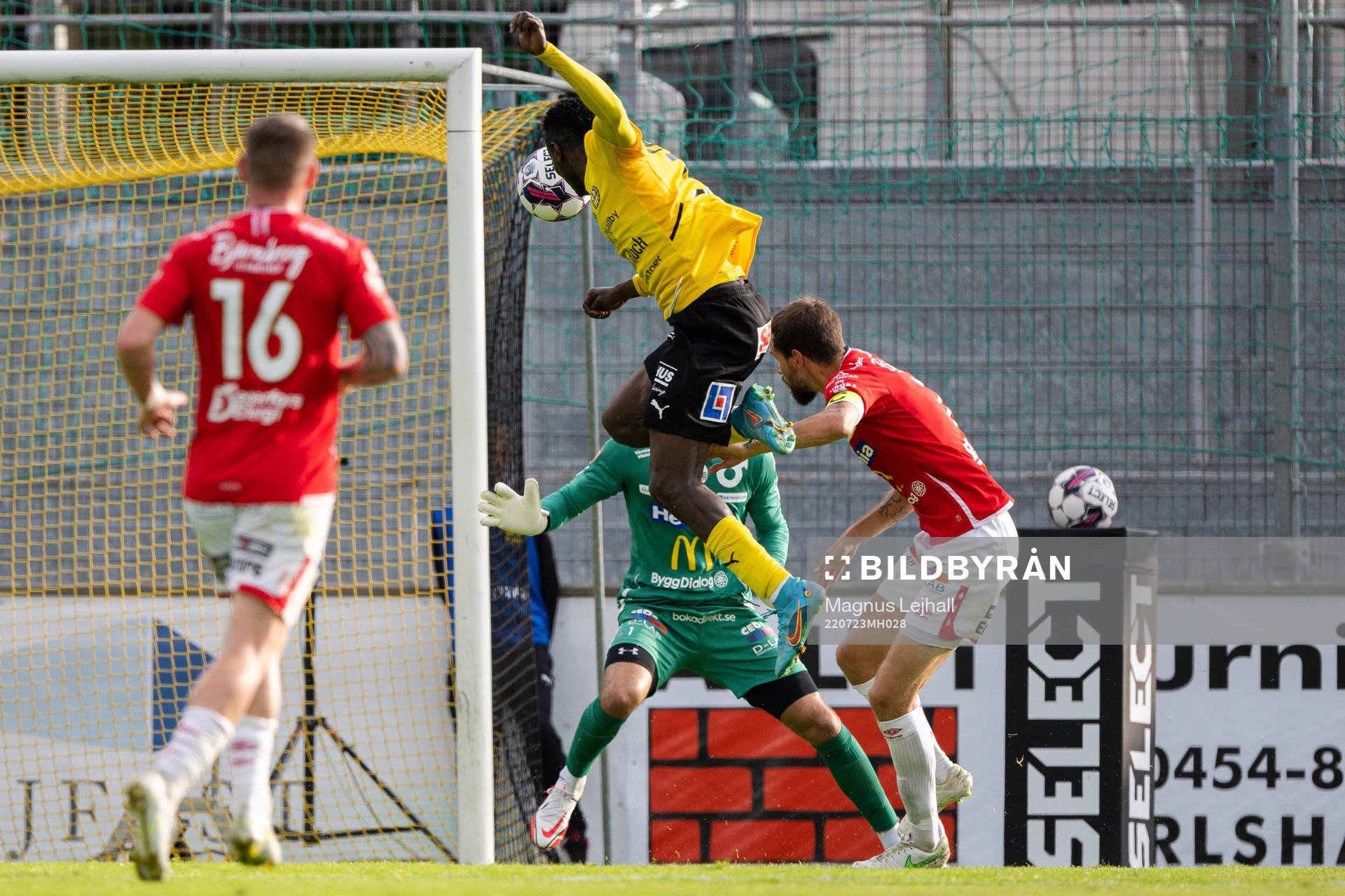 Mjällbys Silas Nwankwo gör 1-1