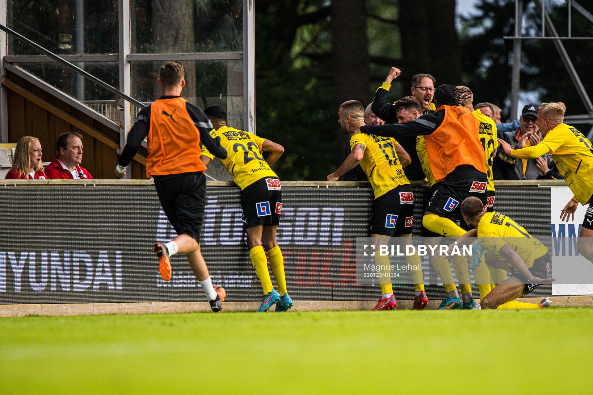 Mjällbys Noah Persson jublar med lagkamraterna