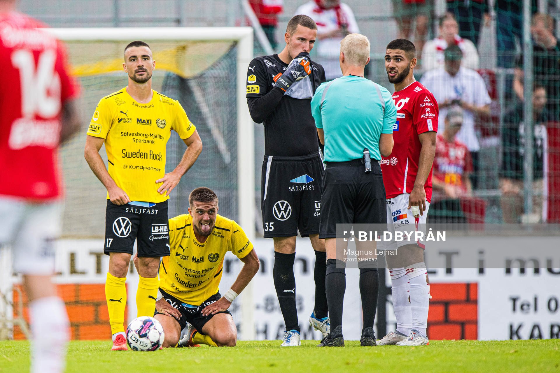 Mjällbys målvakt Samuel Brolin och Degerfors Omar carlél