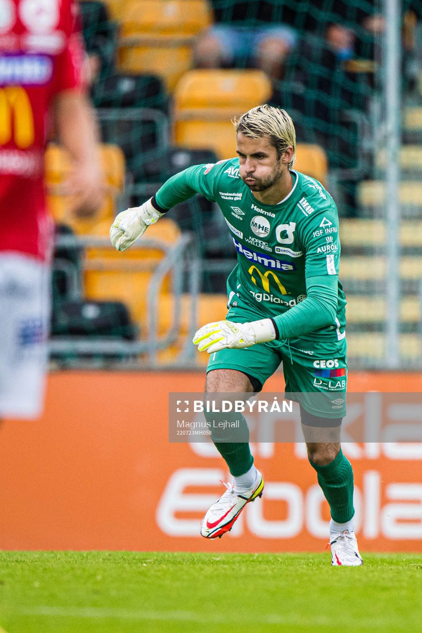 Degerfors målvakt Alfie Malik Whiteman under fotbollsmatchen i Allsvenskan mellan Mjällby och Degerfors den 23 juli 2022 i Hällevik. 