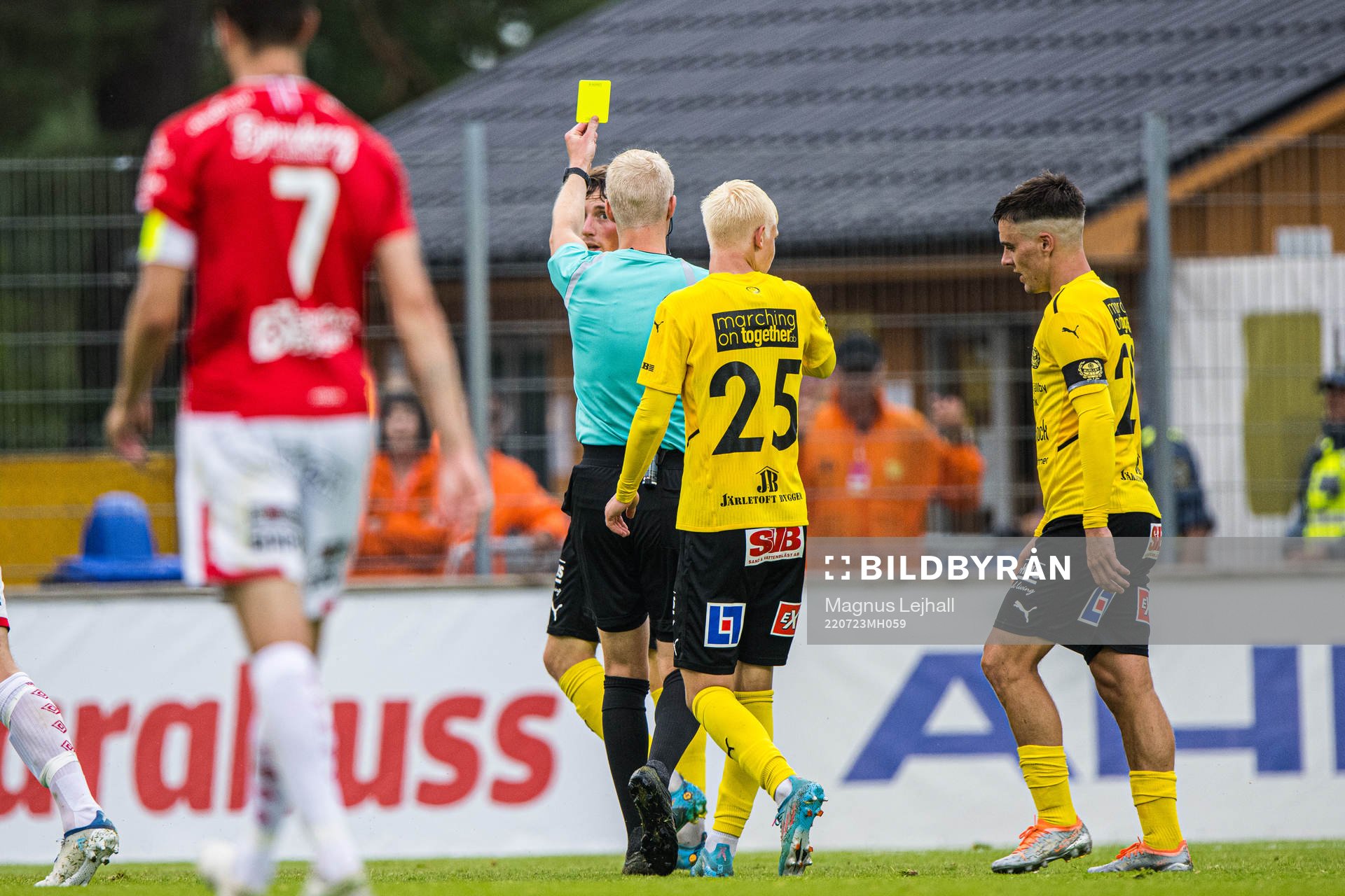 Mjällbys Noah Persson får gult kort