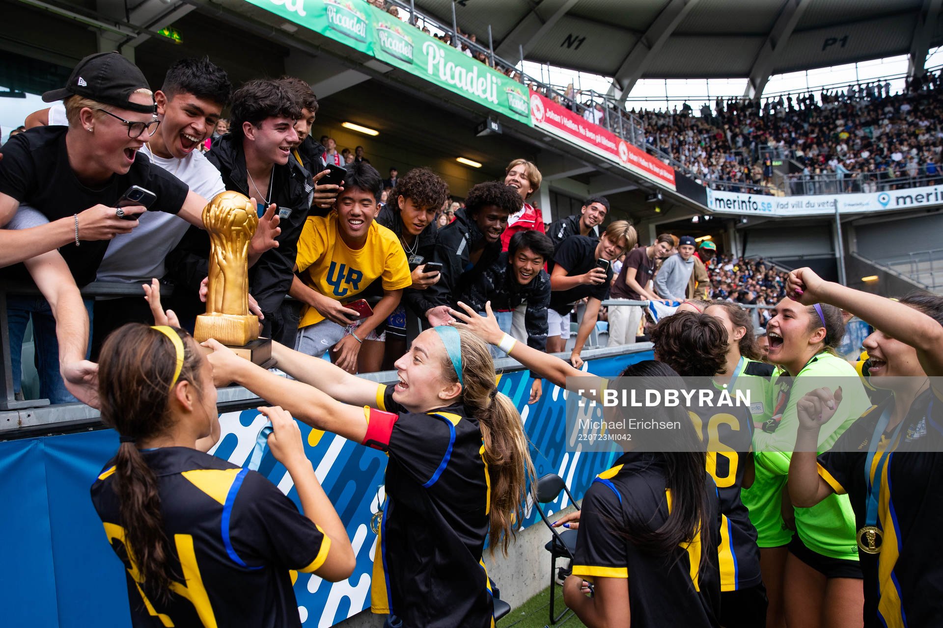 Norcal jublar med pokalen