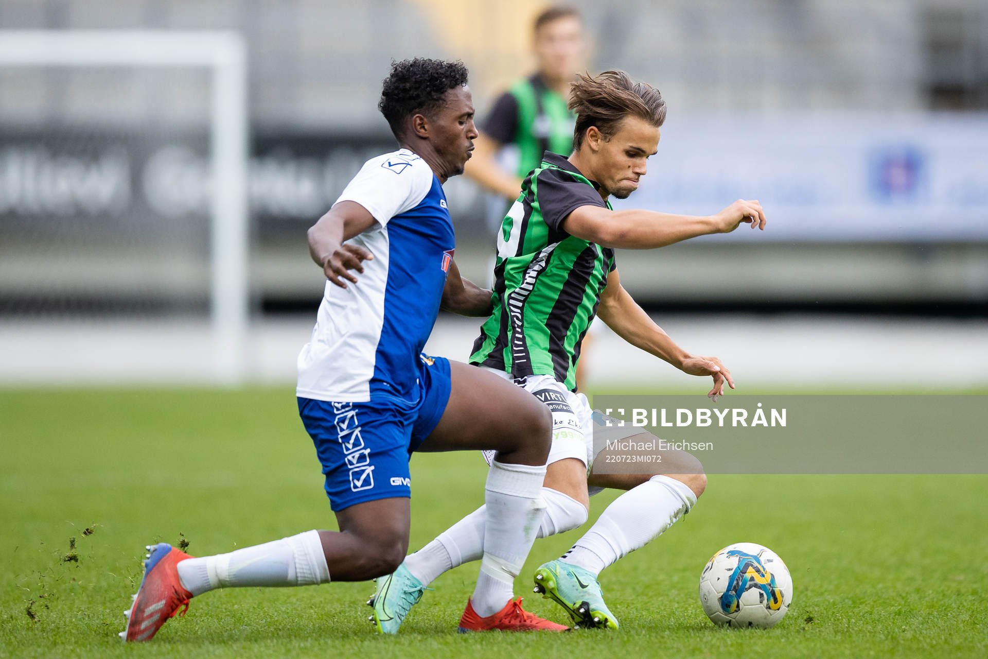 Kamp om bollen under finalen i Gothia Cup, grupp G18, mellan IFK Göteborg och Avaldsnes IL den 23 juli 2022 i Göteborg. 