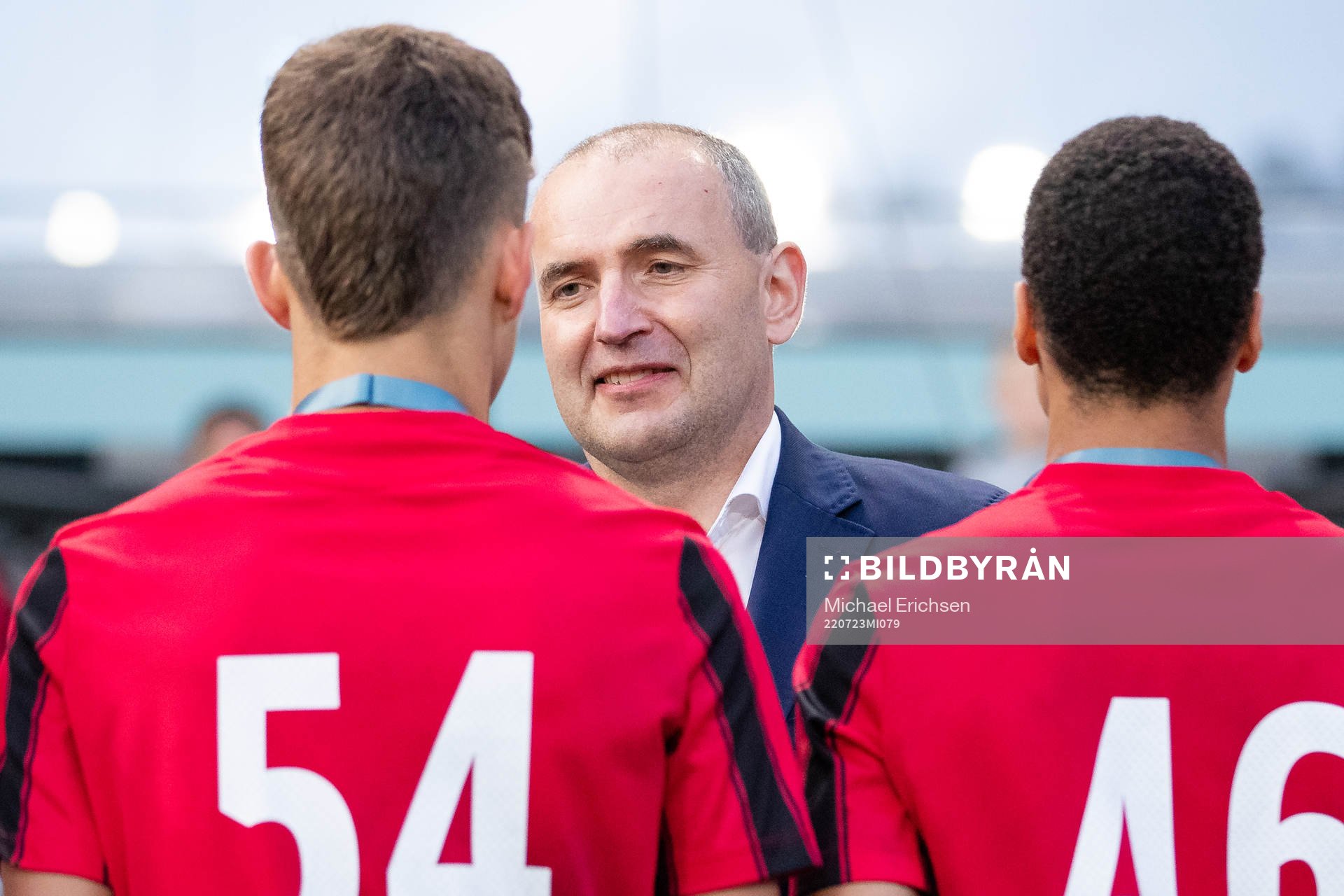 Islands president Gudni Johannesson delar ut medaljer