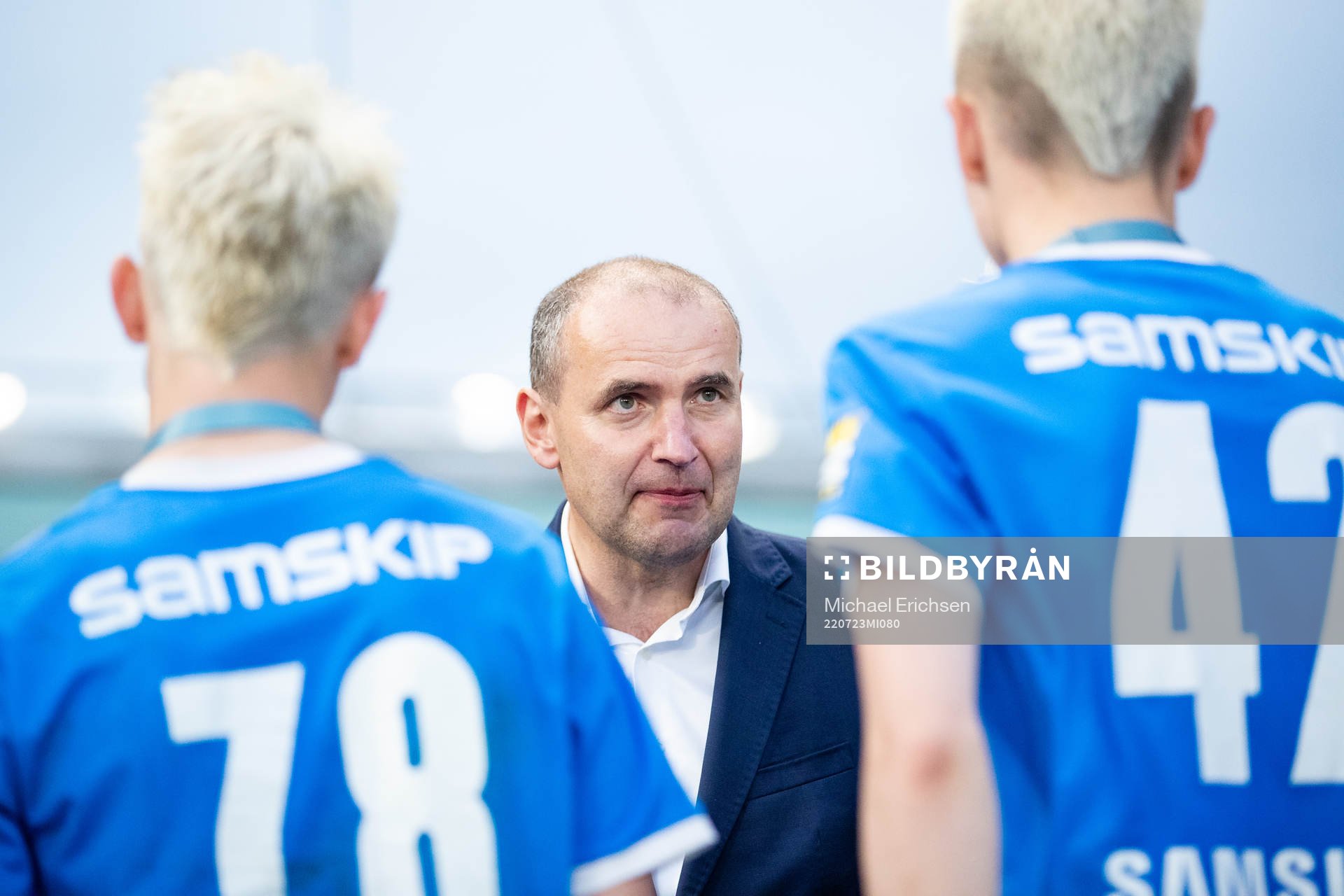 Islands president Gudni Johannesson delar ut medaljer