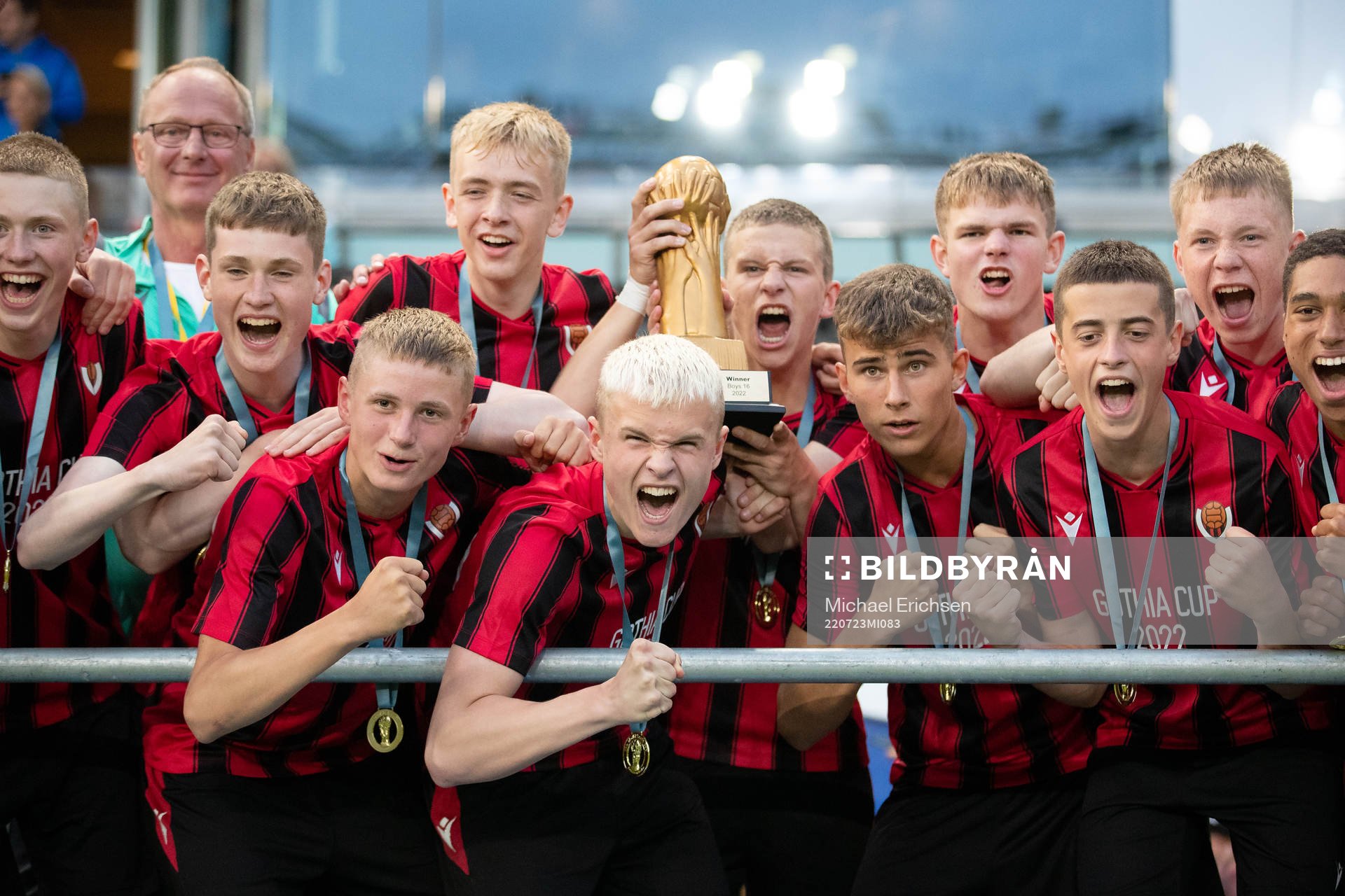 Vikingur jublar med pokalen
