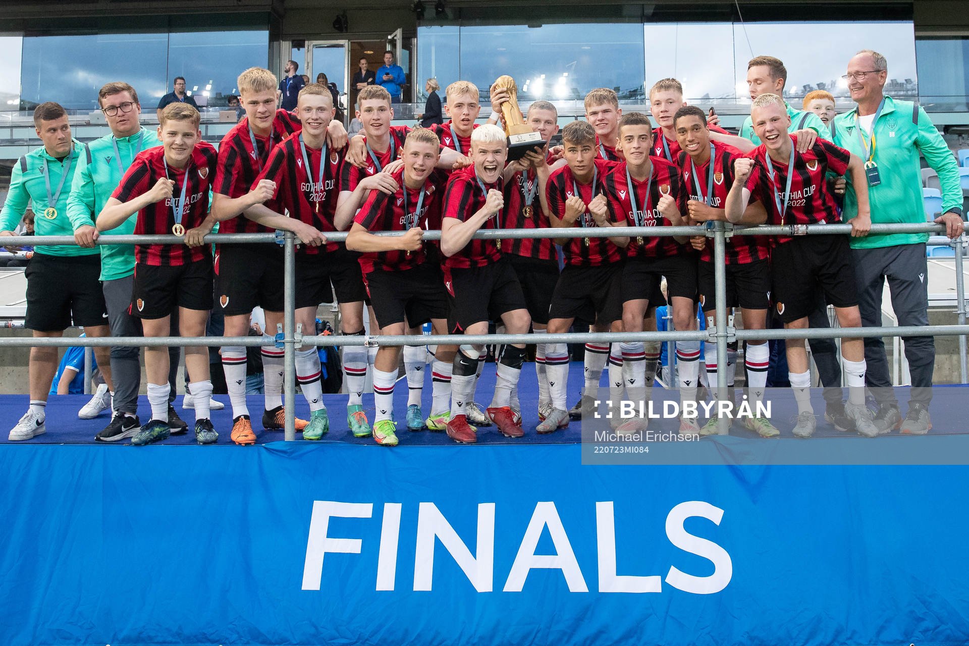 Vikingur jublar med pokalen