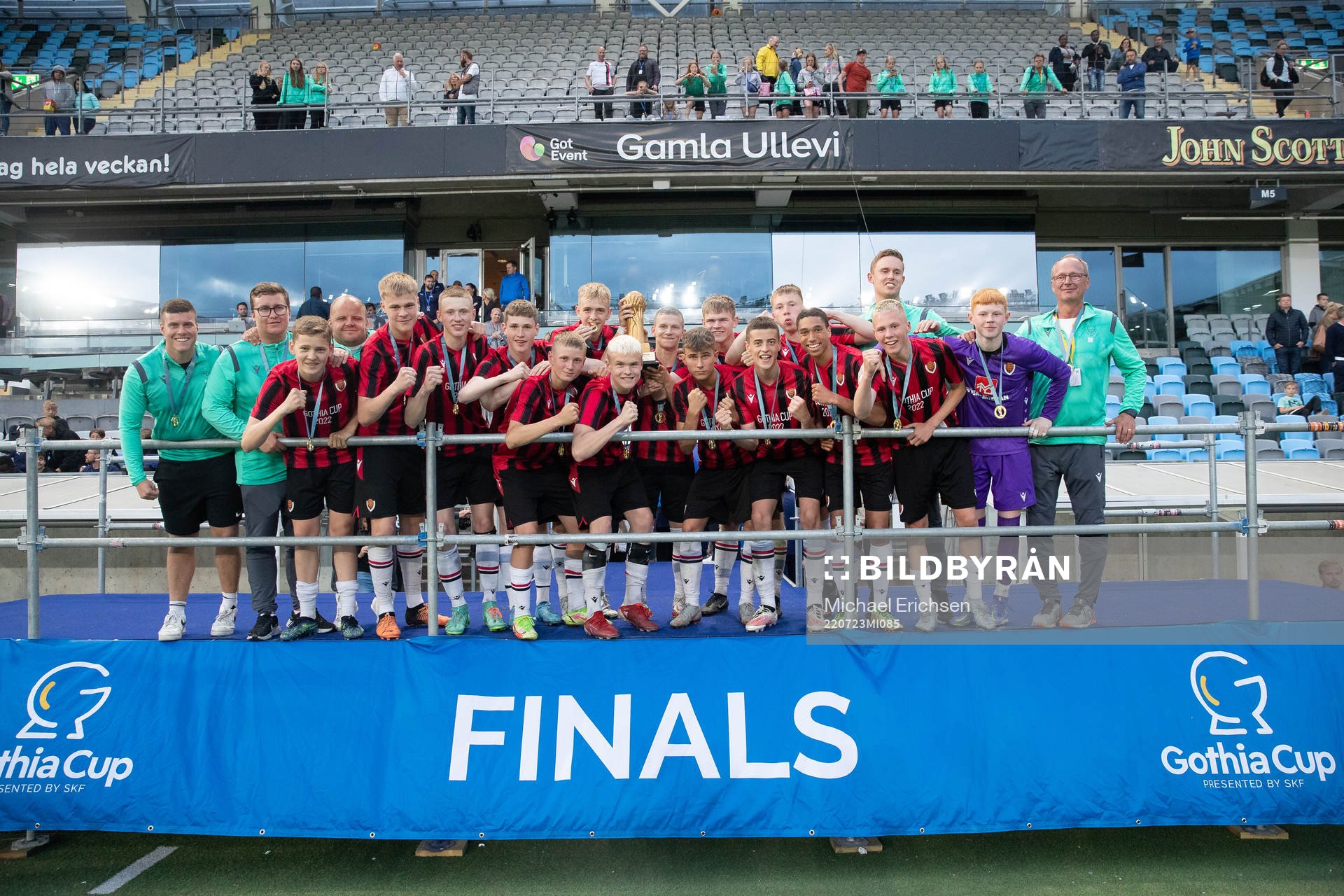 Vikingur jublar med pokalen