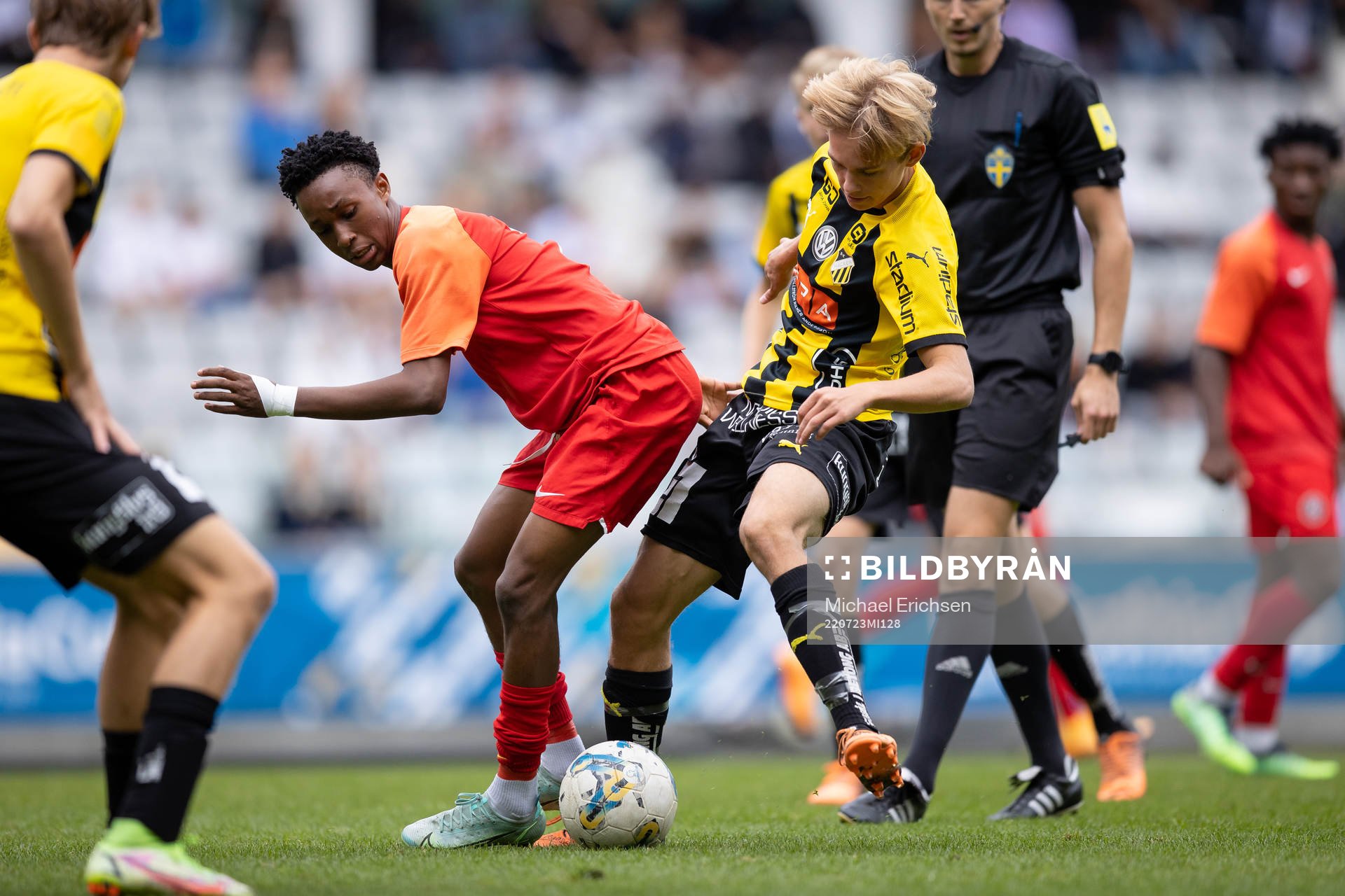 Häckens Pontus Dahbo i kamp om bollen med en motståndare under finalen i Gothia Cup, grupp B17E, mellan Right to Dream och Häcken den 23 juli 2022 i Göteborg.