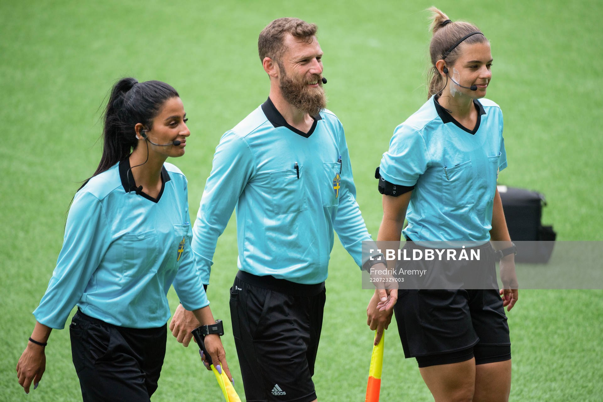 domare Bartek Svaberg tillsammans med Assisterande domare Petra Gabriella Saliba Yousef och Assisterande domare Ina Landin efter träningsmatchen mellan Häcken och Lilleström den 23 juli 2022 i Göteborg.