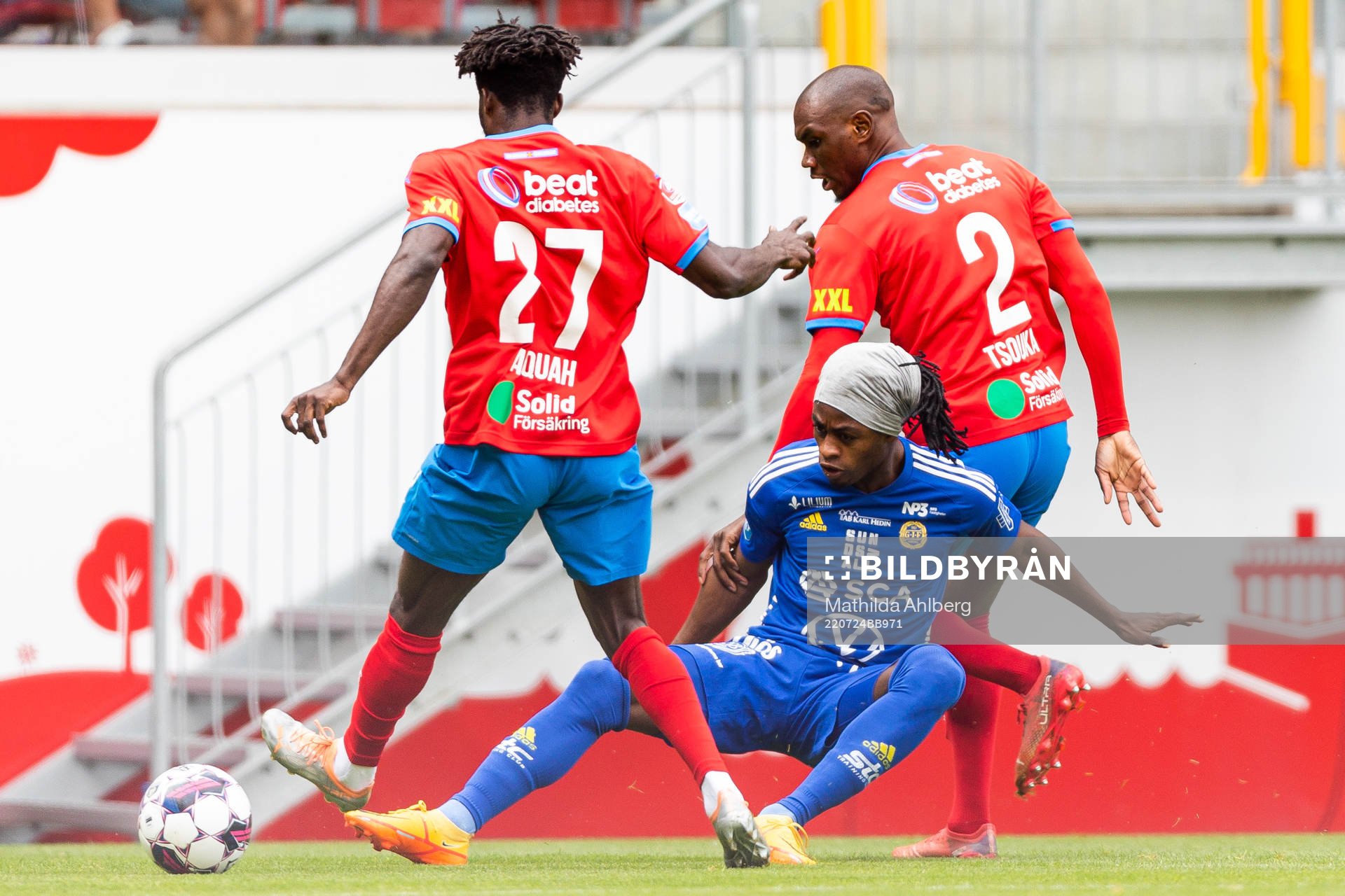 GIF Sundsvalls Ronaldo Damus i en kamp mot Helsingborgs Benjamin Acquah och Ravy Tsouka-Dozi under fotbollsmatchen i Allsvenskan mellan Helsingborg och GIF Sundsvall den 24 juli 2022 i Helsingborg.